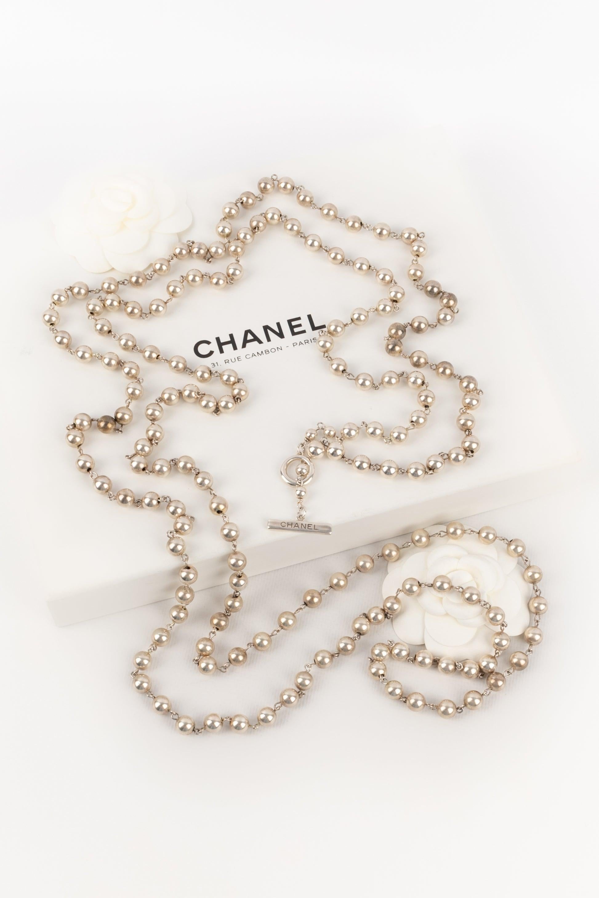 Collana lunga di perle metalliche argentate Chanel in vendita 5