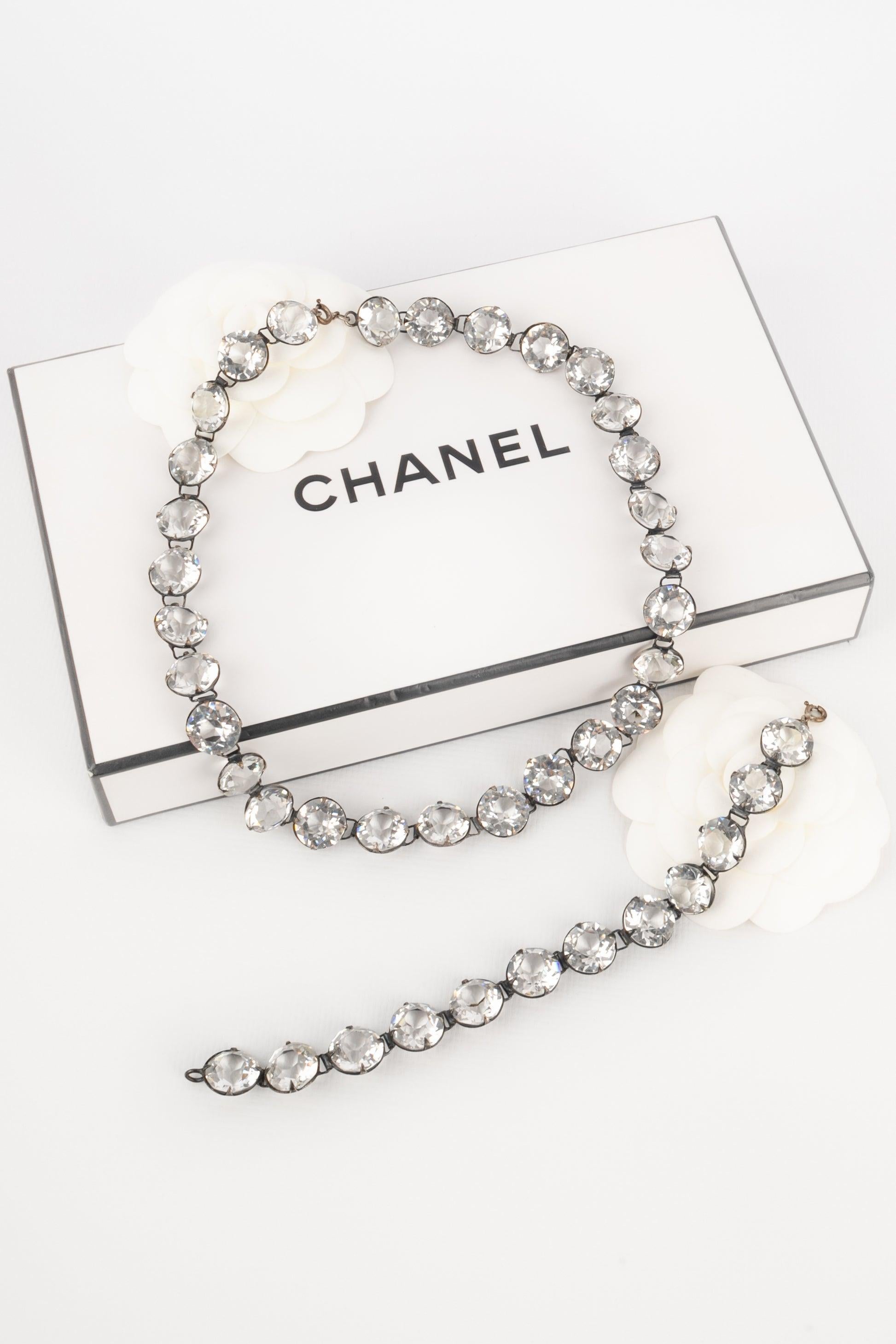 Chanel - Conjunto de metal plateado con brillantes de cristal compuesto por un collar y una pulsera. Joyas de los años 20, no firmadas.

Más información:
Estado: Muy buen estado
Dimensiones: Longitud del collar: 44 cm - Longitud de la pulsera: 19