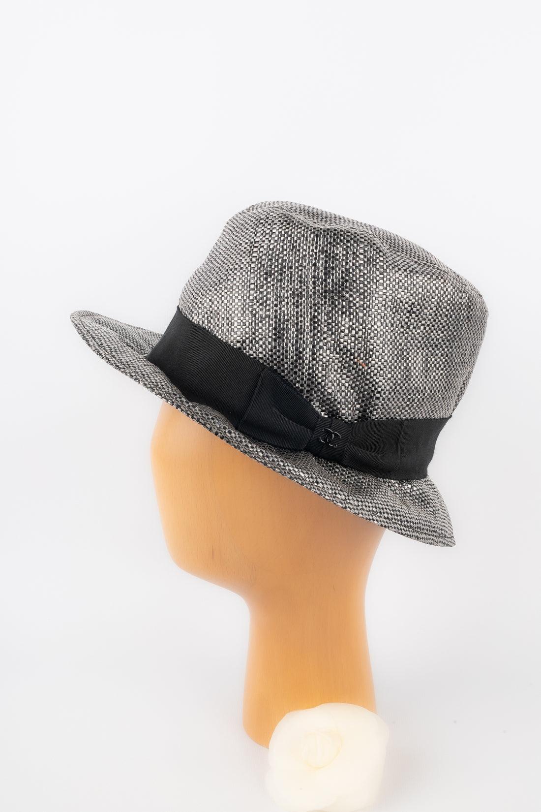 Chanel - (Made in Italy) Sombrero en tono plateado con una cinta negra. Se indica la talla M.

Más información:
Estado: Muy buen estado
Dimensiones: Circunferencia de la cabeza: 54 cm

Referencia del vendedor: CHP49