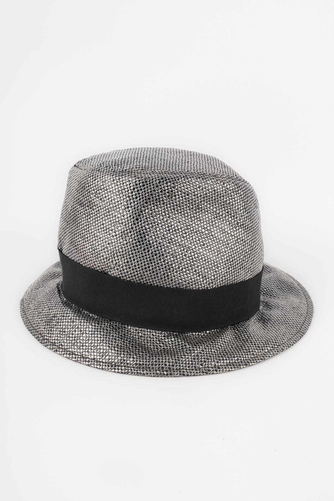 Sombrero Chanel Tono Plateado con Cinta Negra Negro en venta