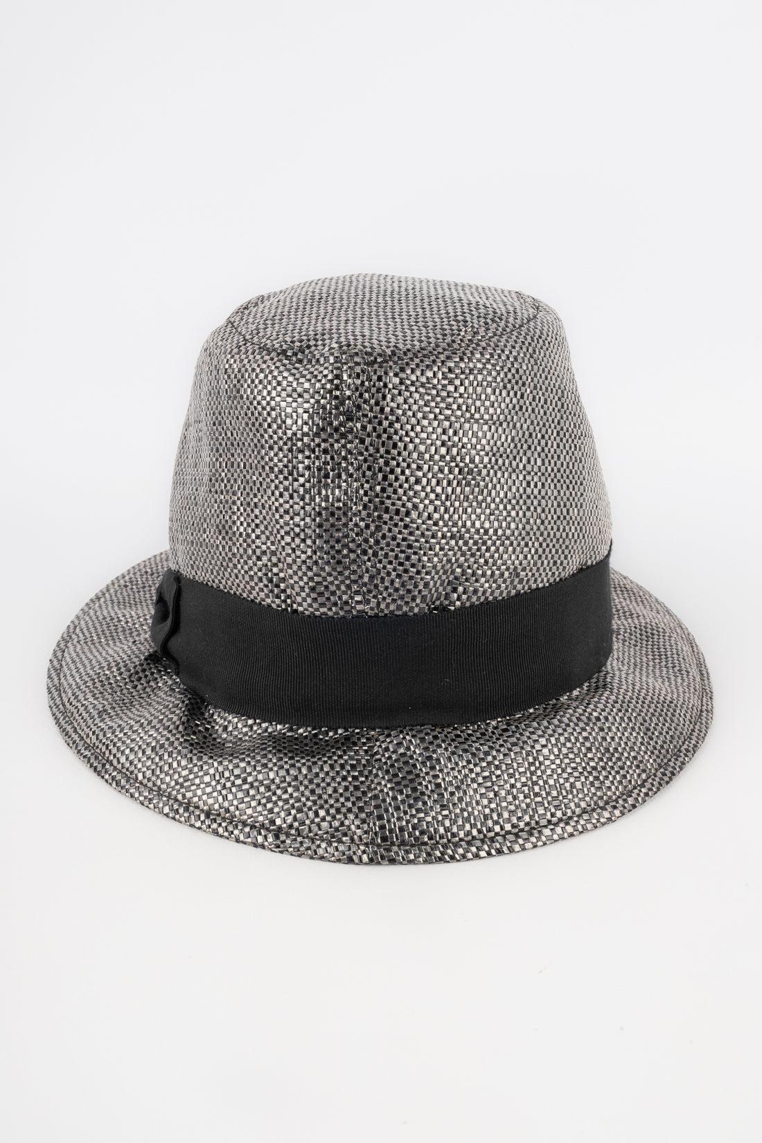 Sombrero Chanel Tono Plateado con Cinta Negra en Excelente estado para la venta en SAINT-OUEN-SUR-SEINE, FR