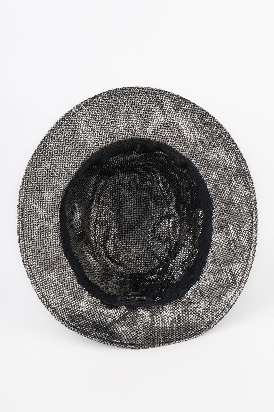 Sombrero Chanel Tono Plateado con Cinta Negra en venta 1