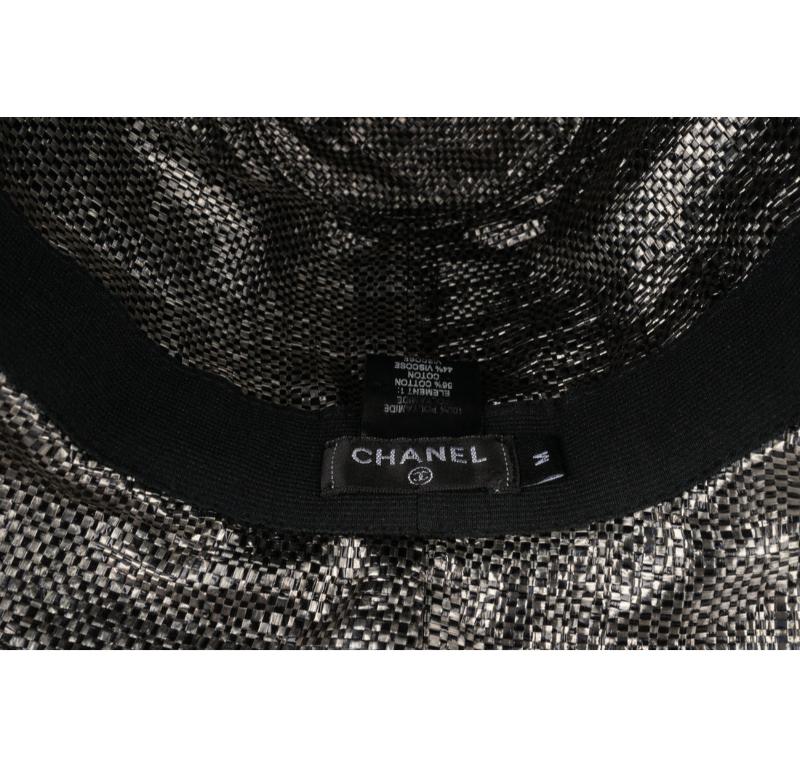 Sombrero Chanel Tono Plateado con Cinta Negra en venta 2