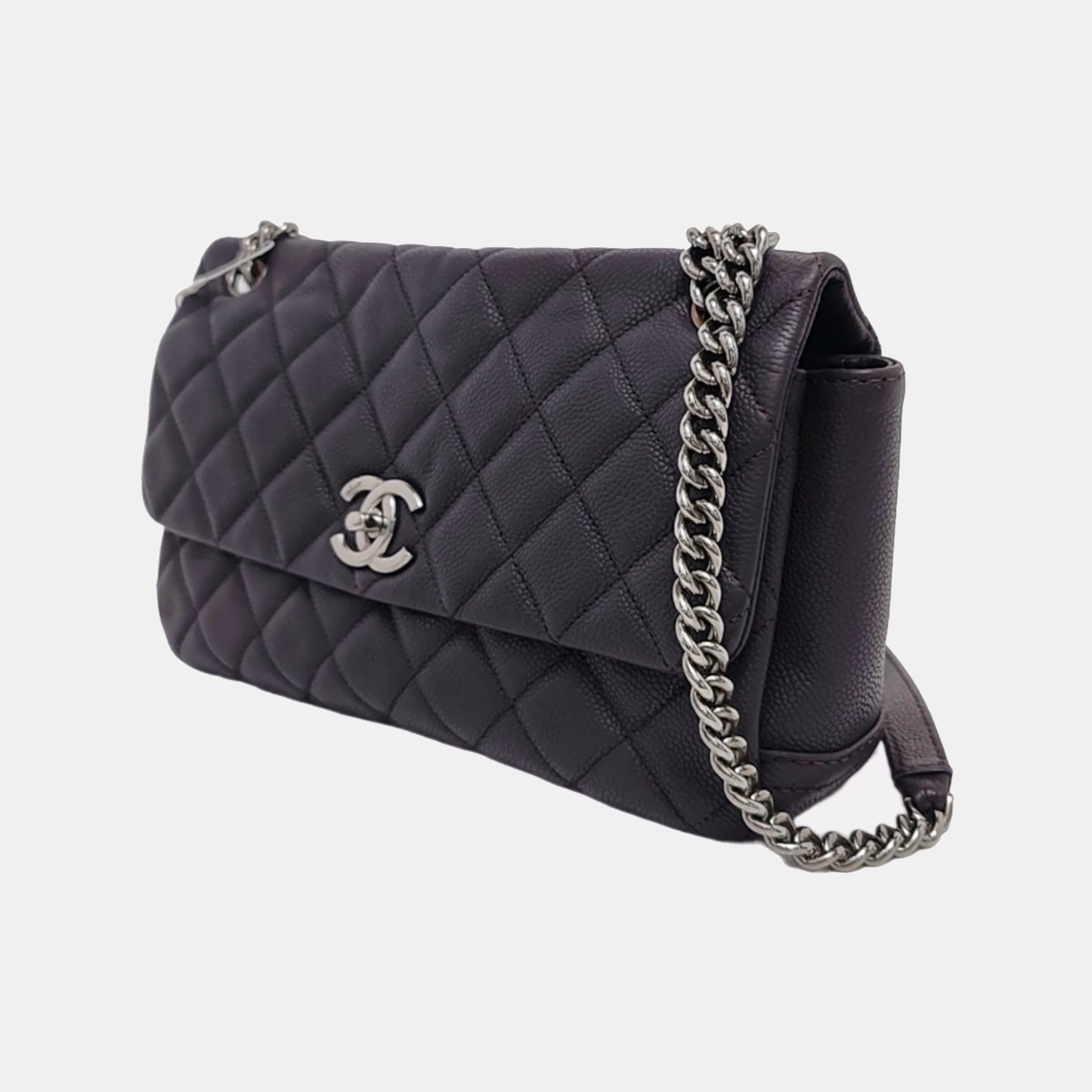 Noir Sac à rabat simple Raisin en cuir de veau violet foncé texturé avec chaîne argentée Chanel en vente