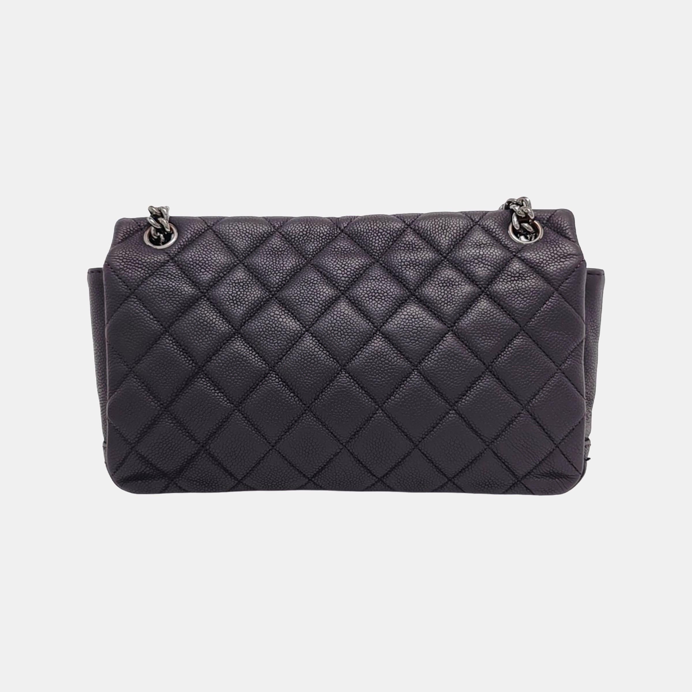 Sac à rabat simple Raisin en cuir de veau violet foncé texturé avec chaîne argentée Chanel Bon état - En vente à AUBERVILLIERS, FR