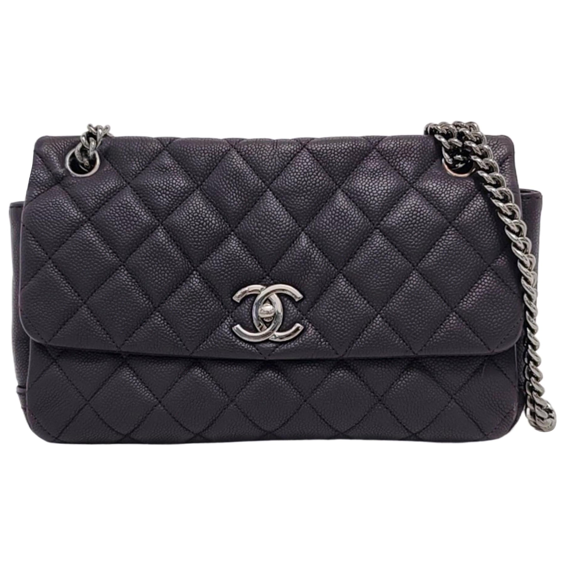 Sac à rabat simple Raisin en cuir de veau violet foncé texturé avec chaîne argentée Chanel en vente