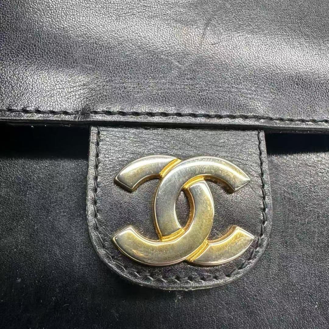 Chanel Bolso con Solapa Vintage Mediano Caja Negra Piel de Becerro Herrajes Dorados en venta 7