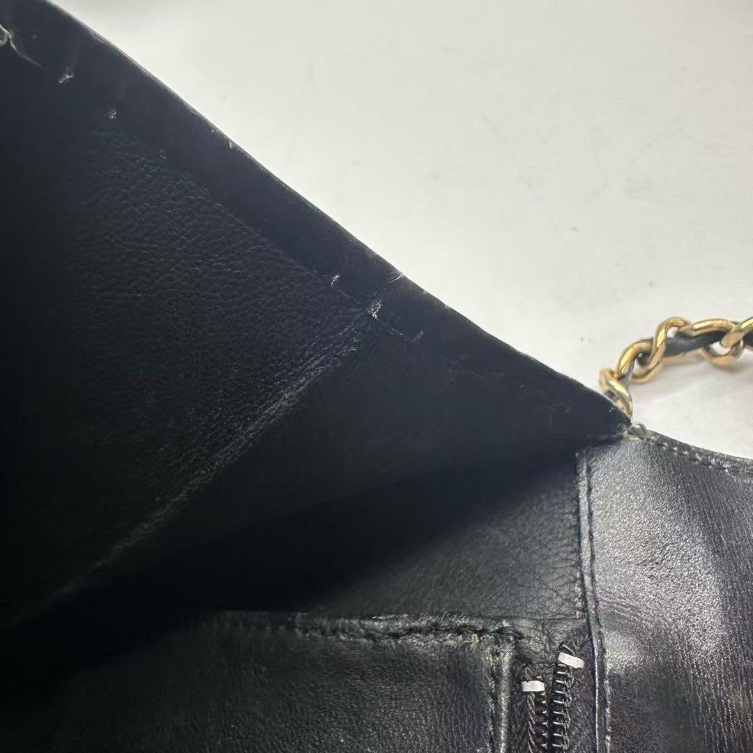 Chanel Bolso con Solapa Vintage Mediano Caja Negra Piel de Becerro Herrajes Dorados en venta 8