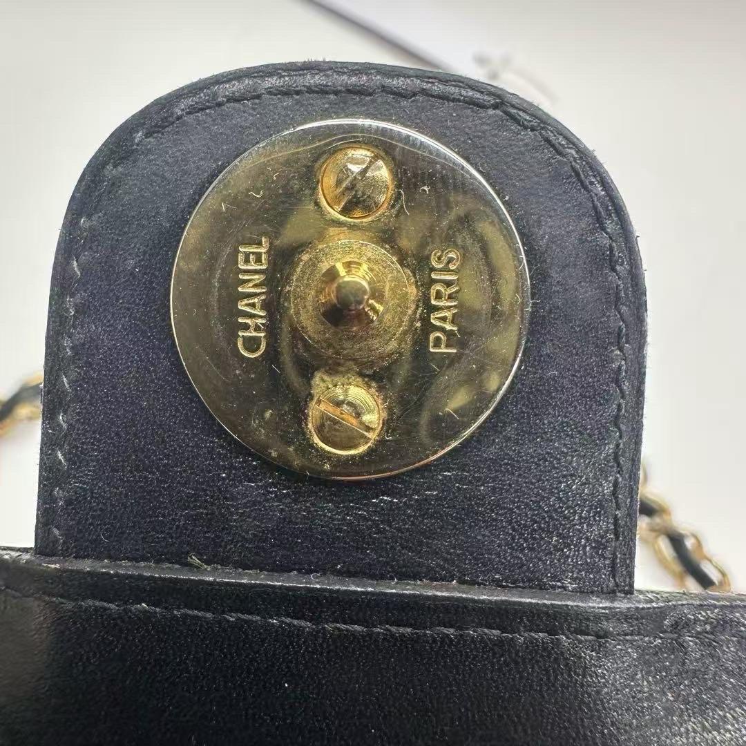 Chanel Bolso con Solapa Vintage Mediano Caja Negra Piel de Becerro Herrajes Dorados en venta 9