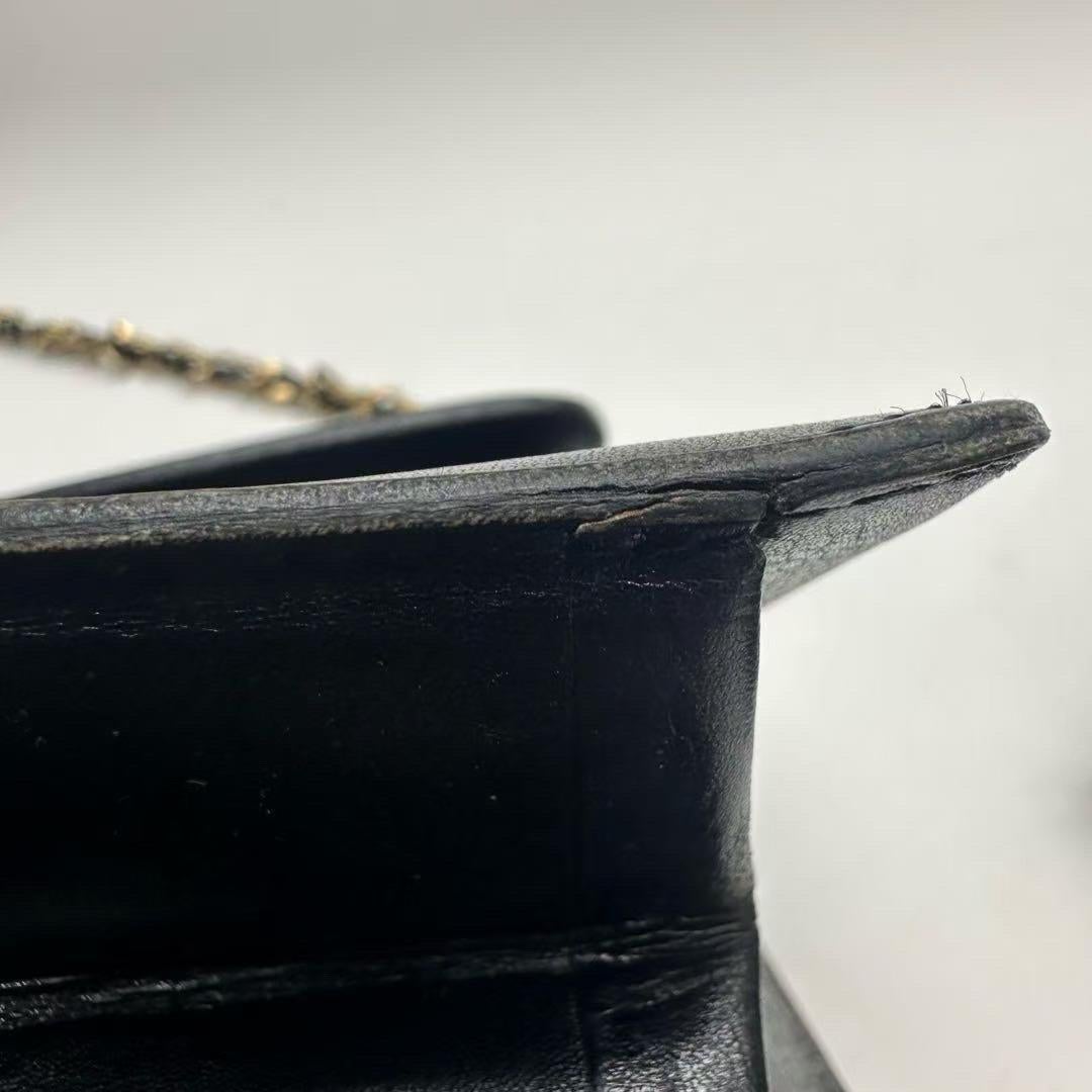 Chanel Bolso con Solapa Vintage Mediano Caja Negra Piel de Becerro Herrajes Dorados en venta 10