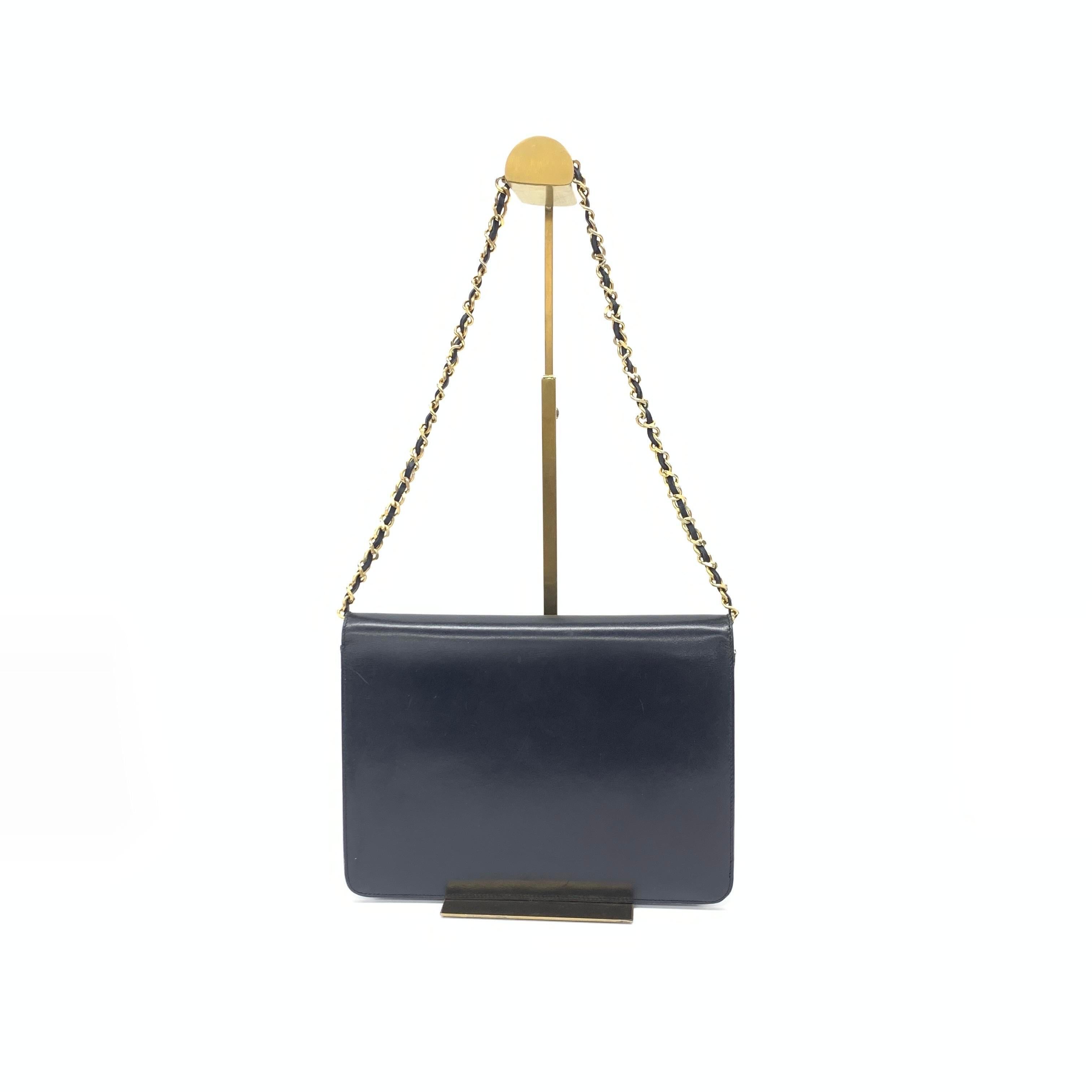 Chanel Bolso con Solapa Vintage Mediano Caja Negra Piel de Becerro Herrajes Dorados en Bueno estado para la venta en AUBERVILLIERS, FR