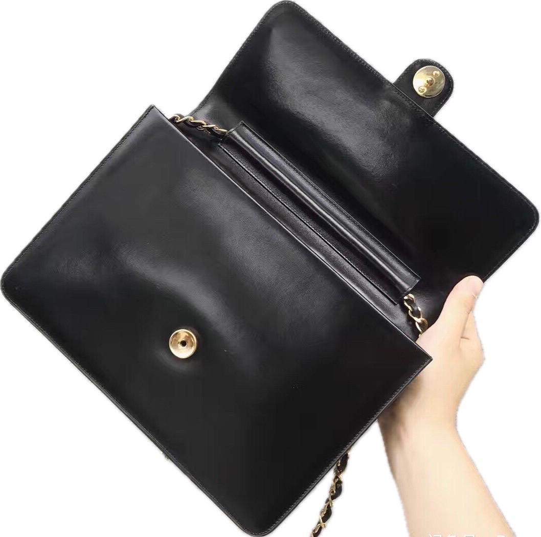 Chanel Bolso con Solapa Vintage Mediano Caja Negra Piel de Becerro Herrajes Dorados en venta 1