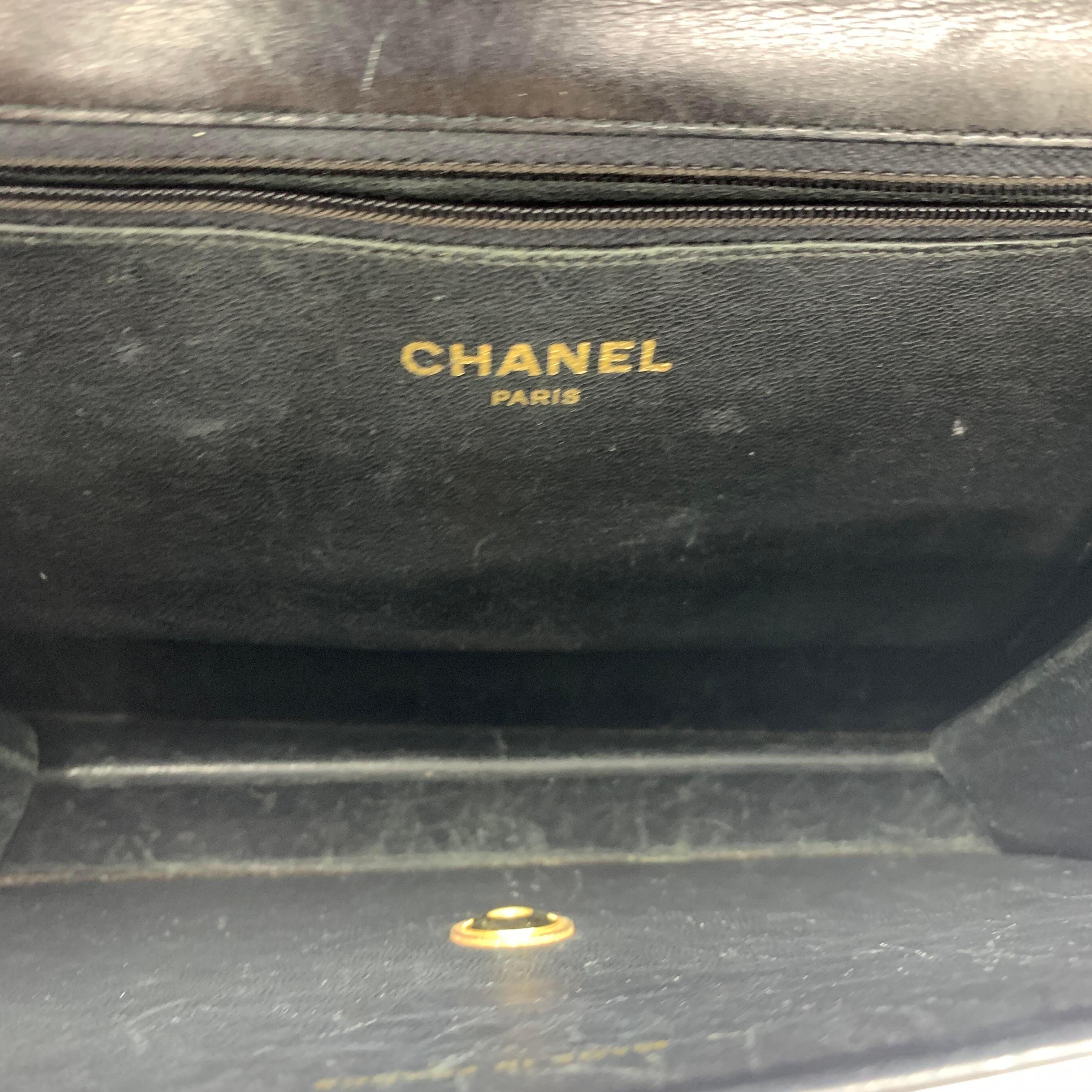Chanel Bolso con Solapa Vintage Mediano Caja Negra Piel de Becerro Herrajes Dorados en venta 2