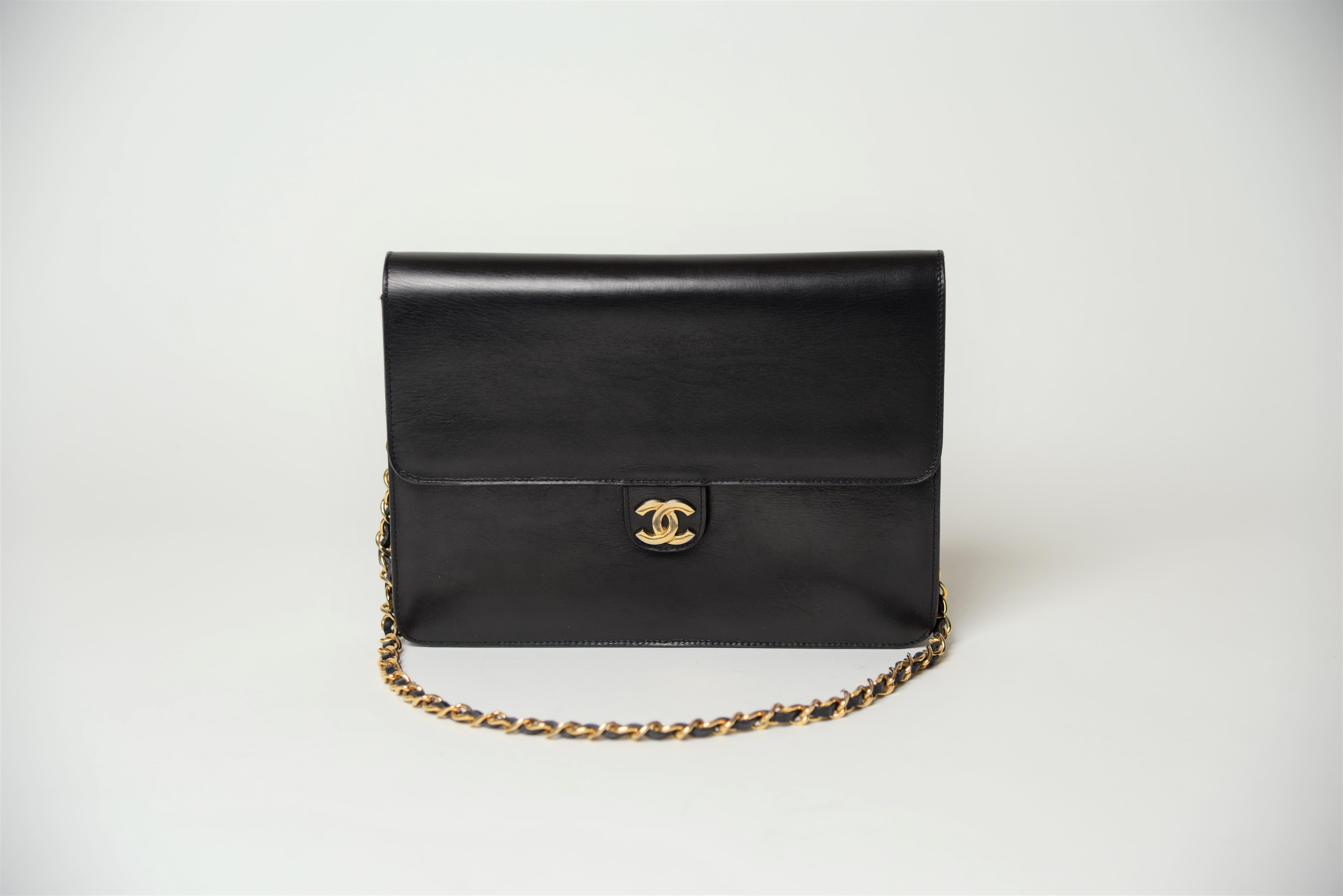 From the collection of Savineti we offer this Chanel Single Flap Bag:
-	Brand: Chanel
-	Model: Single Flap
-	Year: 1970-1980
-	Condition: Good 
-	Materials: Calfskin Leather
-	Extras: certificate of authenticity (by Real Authentication)

We at