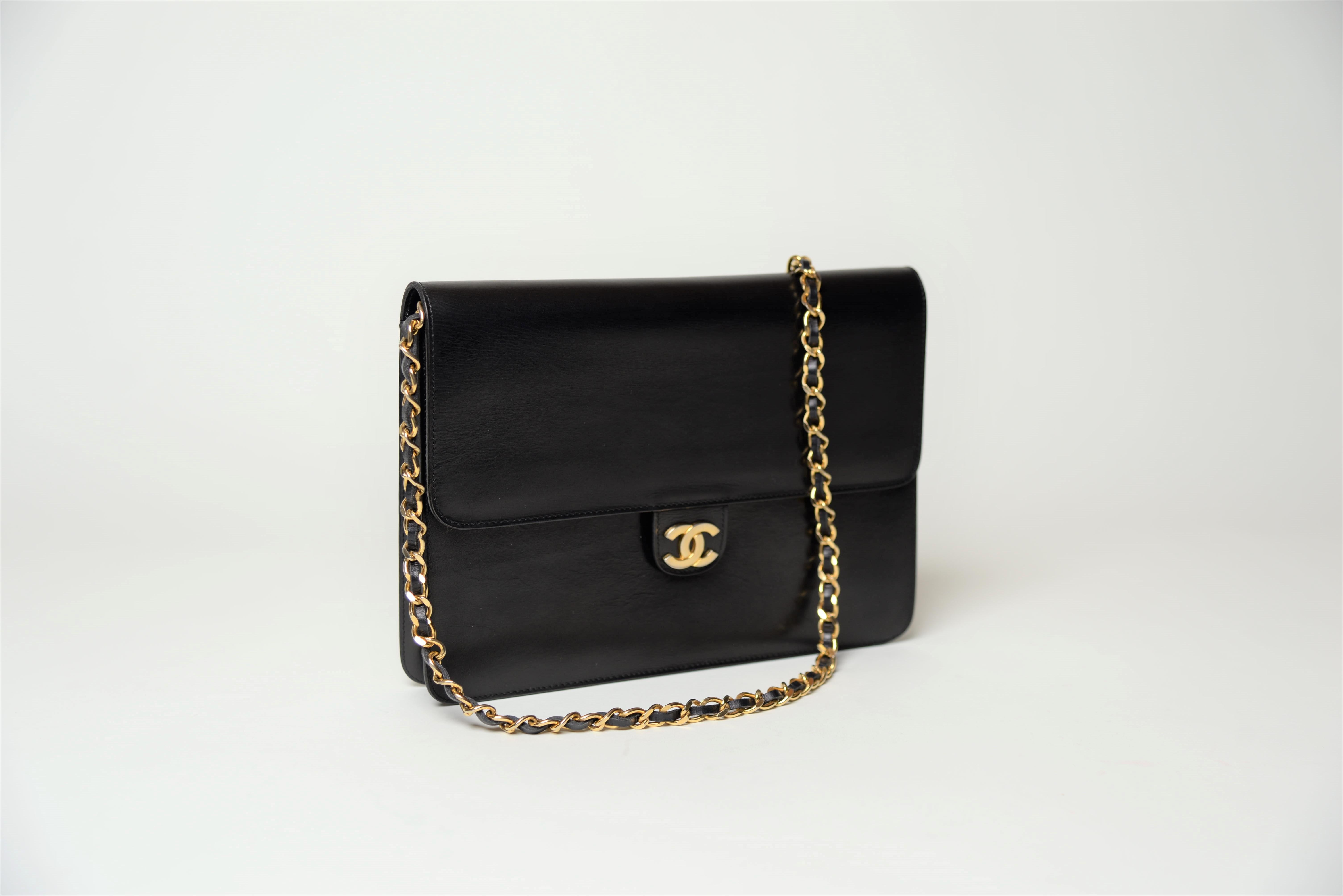 Women's or Men's Chanel Single Flap Bag Vintage Medium Classic
