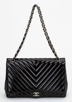 Chanel Maxi con patta singola e motivo a chevron in vernice