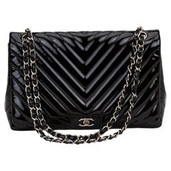 Chanel Maxi con patta singola e motivo a chevron in vernice