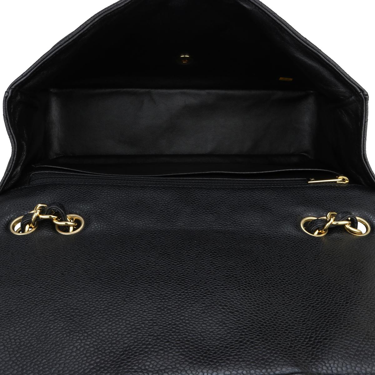 CHANEL Jumbo-Tasche mit einer Klappe in Schwarz und Kaviar mit Goldbeschlägen 2010 im Angebot 11