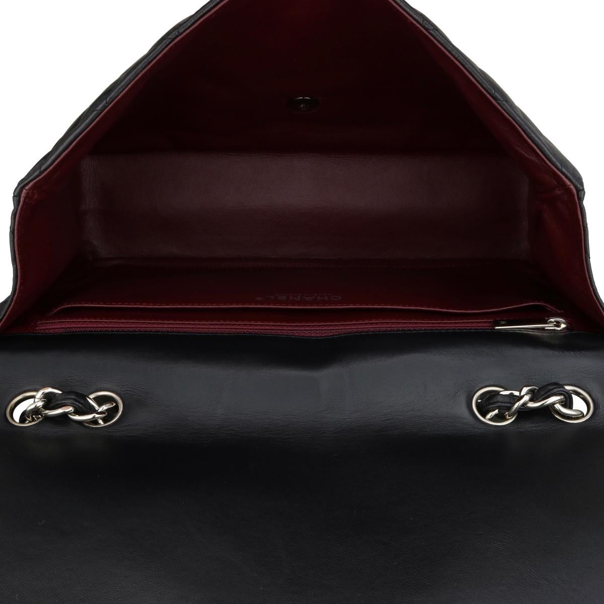 CHANEL Jumbo-Tasche mit einer Klappe aus schwarzem Lammfell mit silberfarbener Silberfarbener Hardware 2010 im Angebot 11