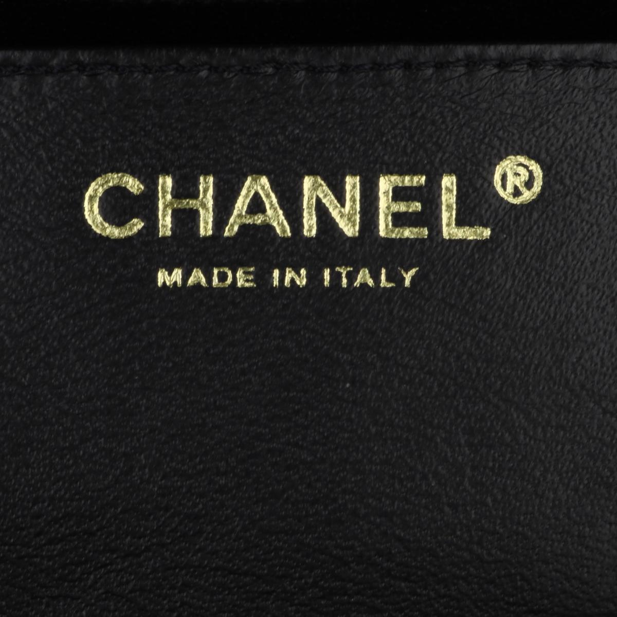 CHANEL Jumbo-Tasche mit einer Klappe in Schwarz und Kaviar mit Goldbeschlägen 2010 im Angebot 12