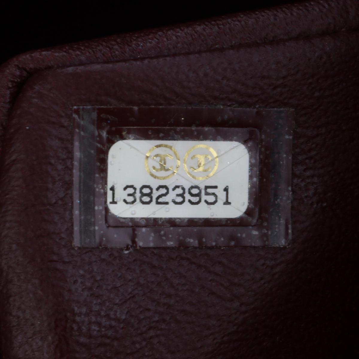 CHANEL Jumbo-Tasche mit einer Klappe aus schwarzem Lammfell mit silberfarbener Silberfarbener Hardware 2010 im Angebot 13