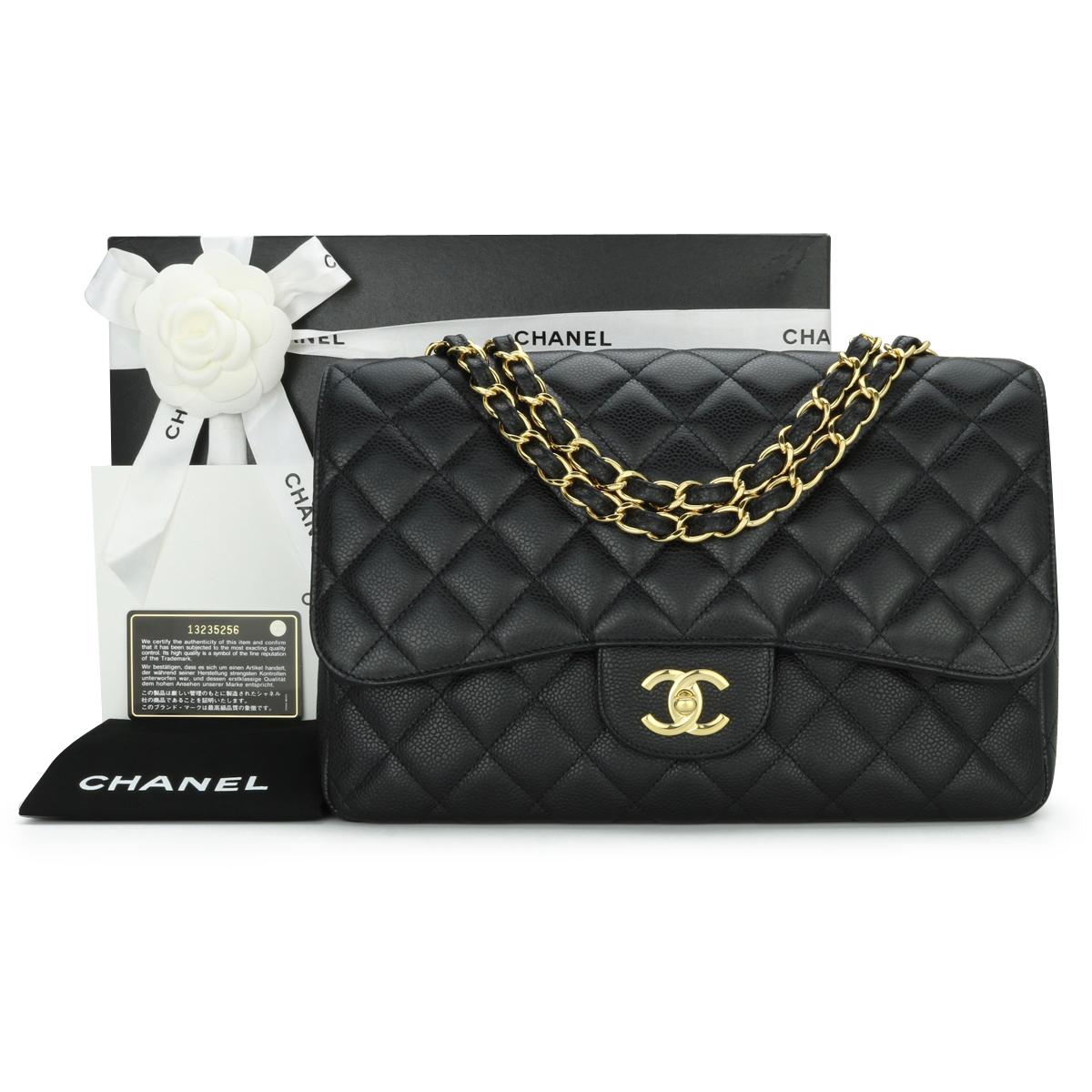 Chanel Classic Single Flap Jumbo Bag Black Caviar with Gold Hardware 2010.

Ce superbe sac est en excellent état, il a conservé sa forme originale et les accessoires sont encore très brillants. Il s'agit d'un sac très léger par rapport aux sacs à