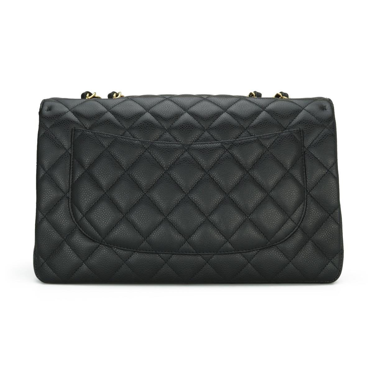 CHANEL Bolso Jumbo Solapa Única Caviar Negro con Herrajes Dorados 2010 en Excelente Estado en Huddersfield, GB