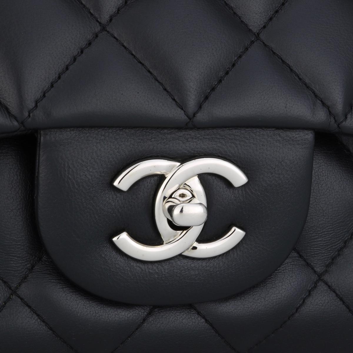 CHANEL Jumbo-Tasche mit einer Klappe aus schwarzem Lammfell mit silberfarbener Silberfarbener Hardware 2010 für Damen oder Herren im Angebot