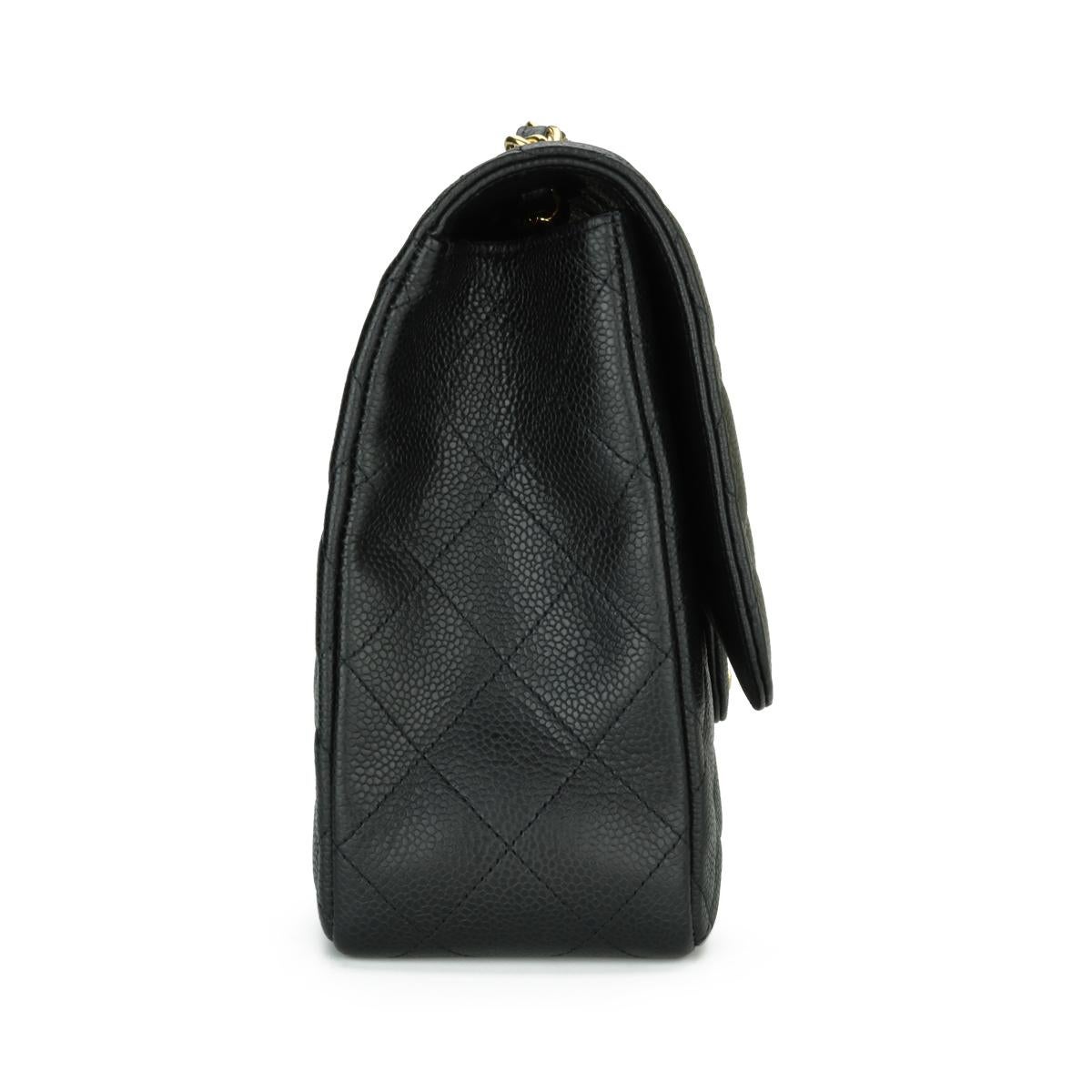 CHANEL Sac Jumbo à rabat unique en cuir texturé noir avec accessoires dorés, 2010 en vente 1