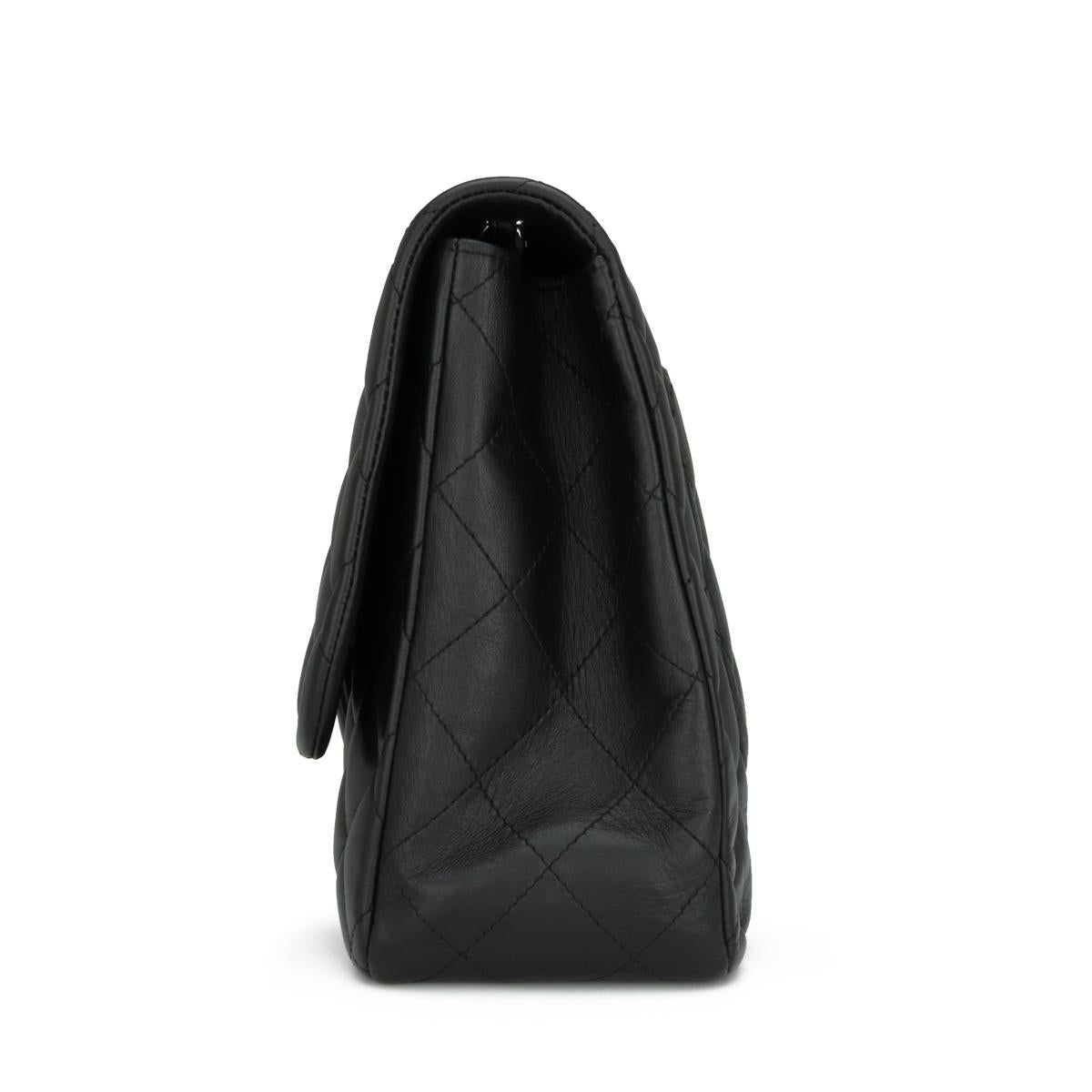 CHANEL Jumbo-Tasche mit einer Klappe aus schwarzem Lammfell mit silberfarbener Silberfarbener Hardware 2010 im Angebot 1
