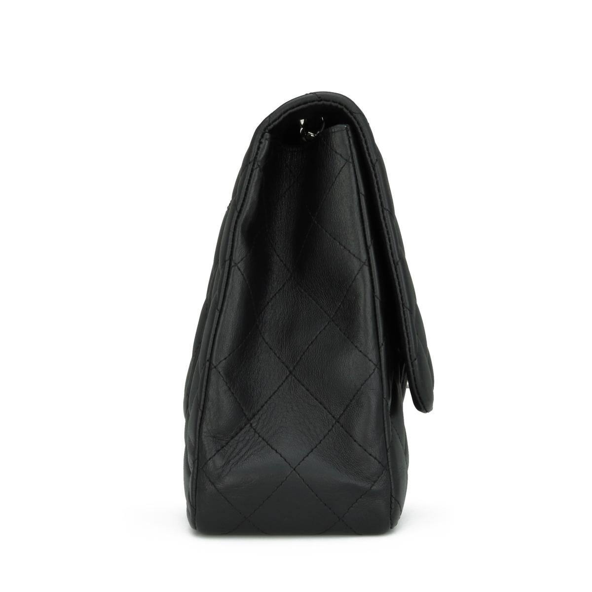 CHANEL Jumbo-Tasche mit einer Klappe aus schwarzem Lammfell mit silberfarbener Silberfarbener Hardware 2010 im Angebot 2