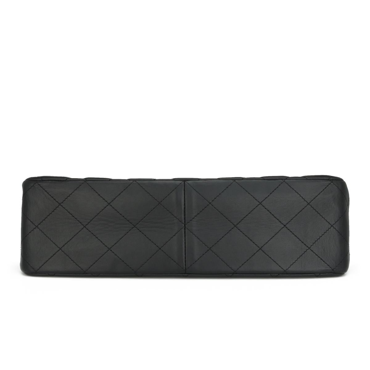 CHANEL Jumbo-Tasche mit einer Klappe aus schwarzem Lammfell mit silberfarbener Silberfarbener Hardware 2010 im Angebot 3