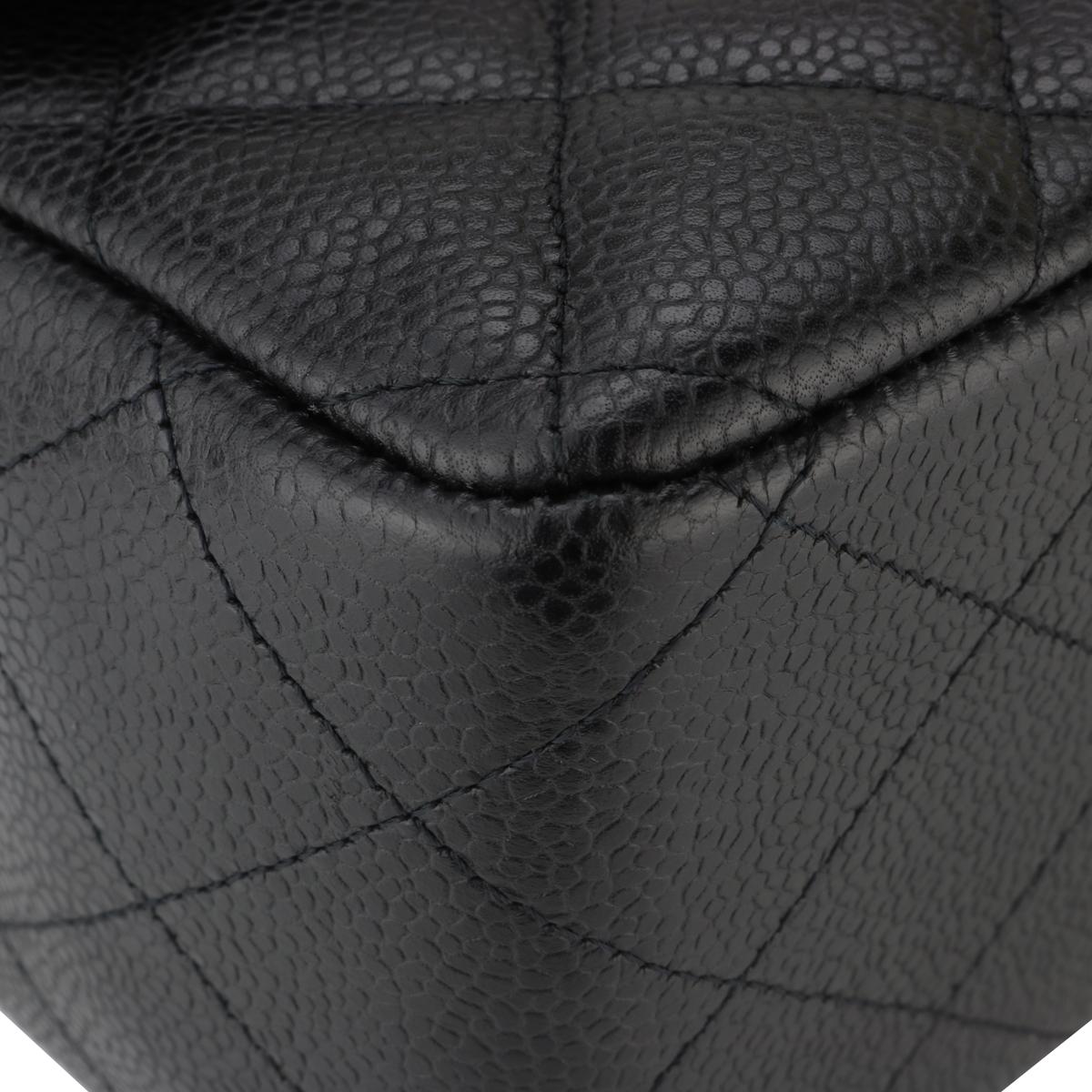 CHANEL Bolso Jumbo Solapa Única Caviar Negro con Herrajes Dorados 2010 4