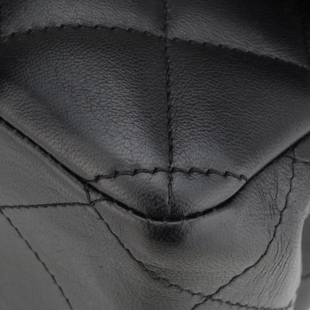 CHANEL Jumbo-Tasche mit einer Klappe aus schwarzem Lammfell mit silberfarbener Silberfarbener Hardware 2010 im Angebot 5