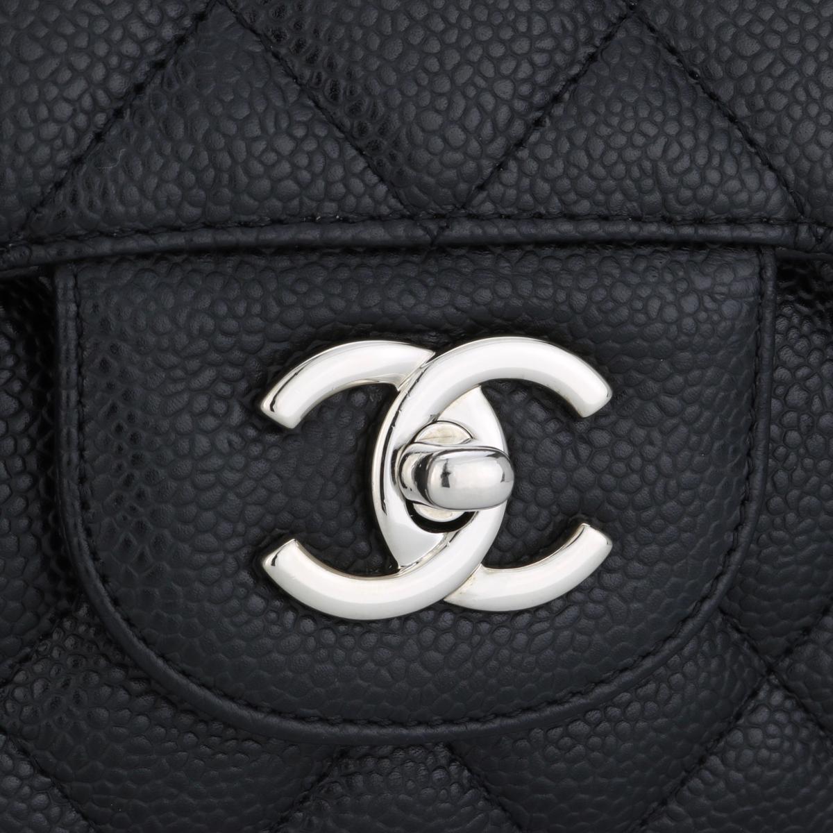 CHANEL Jumbo-Tasche mit einer Klappe in schwarzem Kaviar mit silberfarbenen Silberbeschlägen 2010 für Damen oder Herren im Angebot
