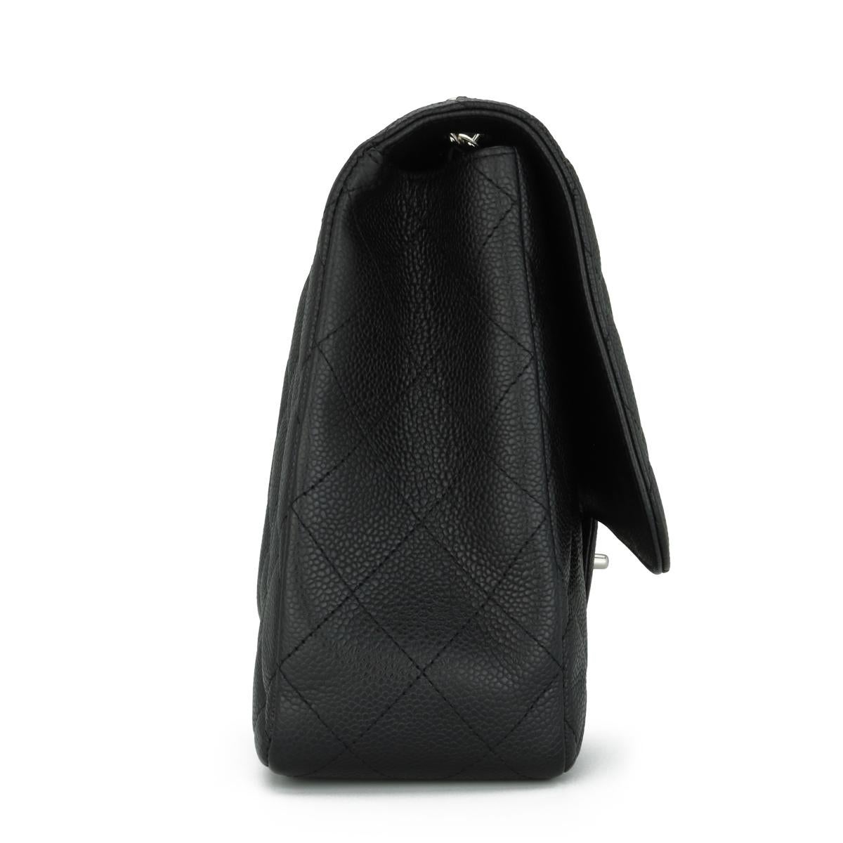 CHANEL Jumbo-Tasche mit einer Klappe in schwarzem Kaviar mit silberfarbenen Silberbeschlägen 2010 im Angebot 1