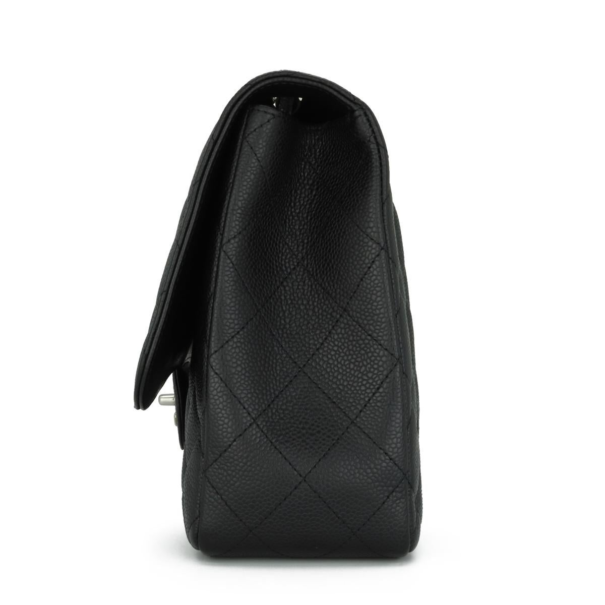 CHANEL Jumbo-Tasche mit einer Klappe in schwarzem Kaviar mit silberfarbenen Silberbeschlägen 2010 im Angebot 2