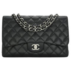 CHANEL Jumbo-Tasche mit einer Klappe aus schwarzem Lammfell mit silberfarbener Silberfarbener Hardware 2010