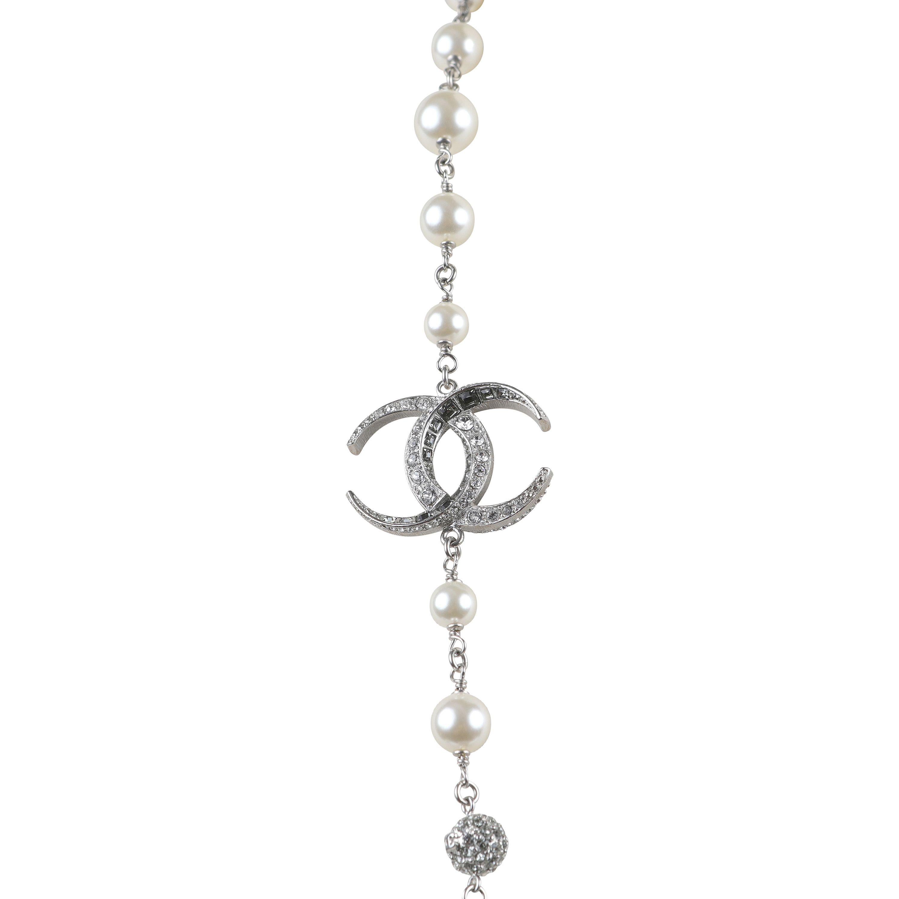 Chanel Single Strand Pearl and Crystal CC Necklace In Excellent Condition For Sale In Palm Beach, FL
