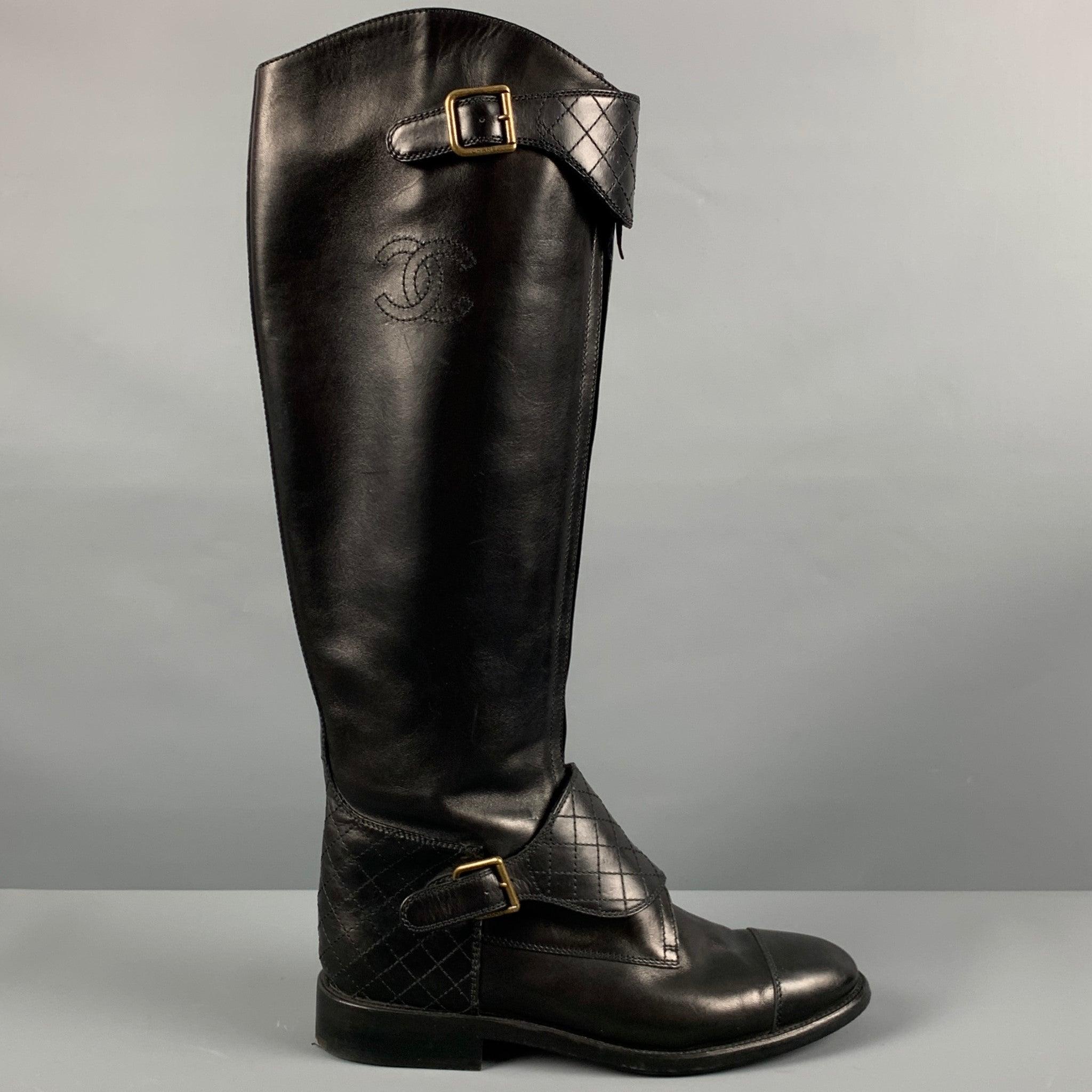 CHANEL
boots in a black leather fabric featuring riding boots style, double buckle with brass tone hardware, and embroidered signature logo. Made in Italy.Very Good Pre-Owned Condition. Minor signs of wear. 

Marked:   D G28527 

Measurements: 
 