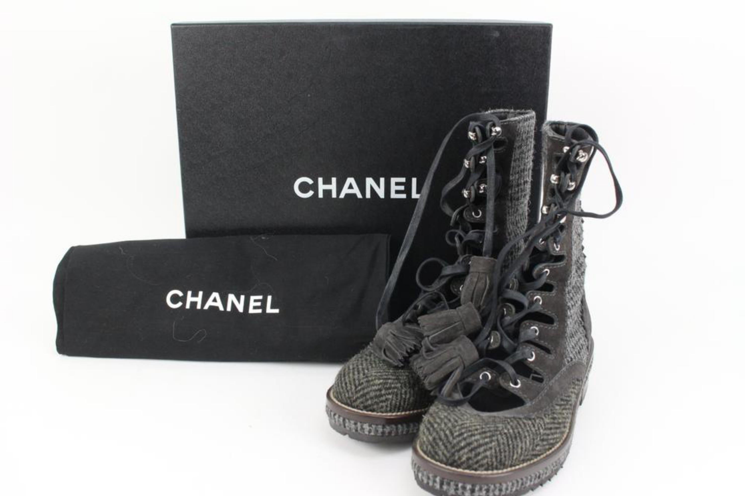 Chanel Talla 36 CC Botas de combate de tweed con logotipo 40cz413s
Código de fecha/Número de serie: A G29091
Fabricado en: Italia
Medidas: Largo:  9,5