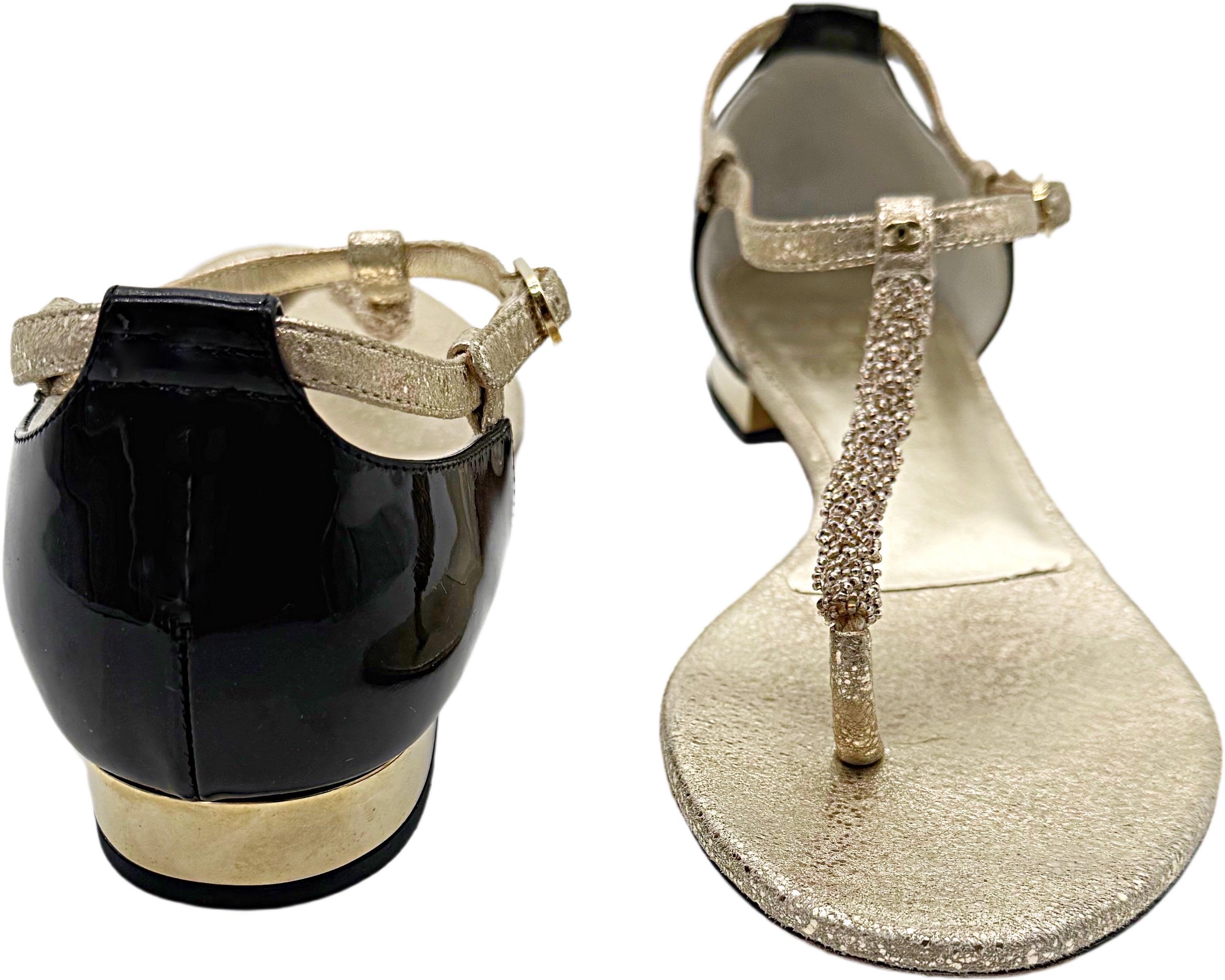 Chanel Size 39.5 C Gold + Black Beaded Leather Logo CC Thong Sandals For Sale 5