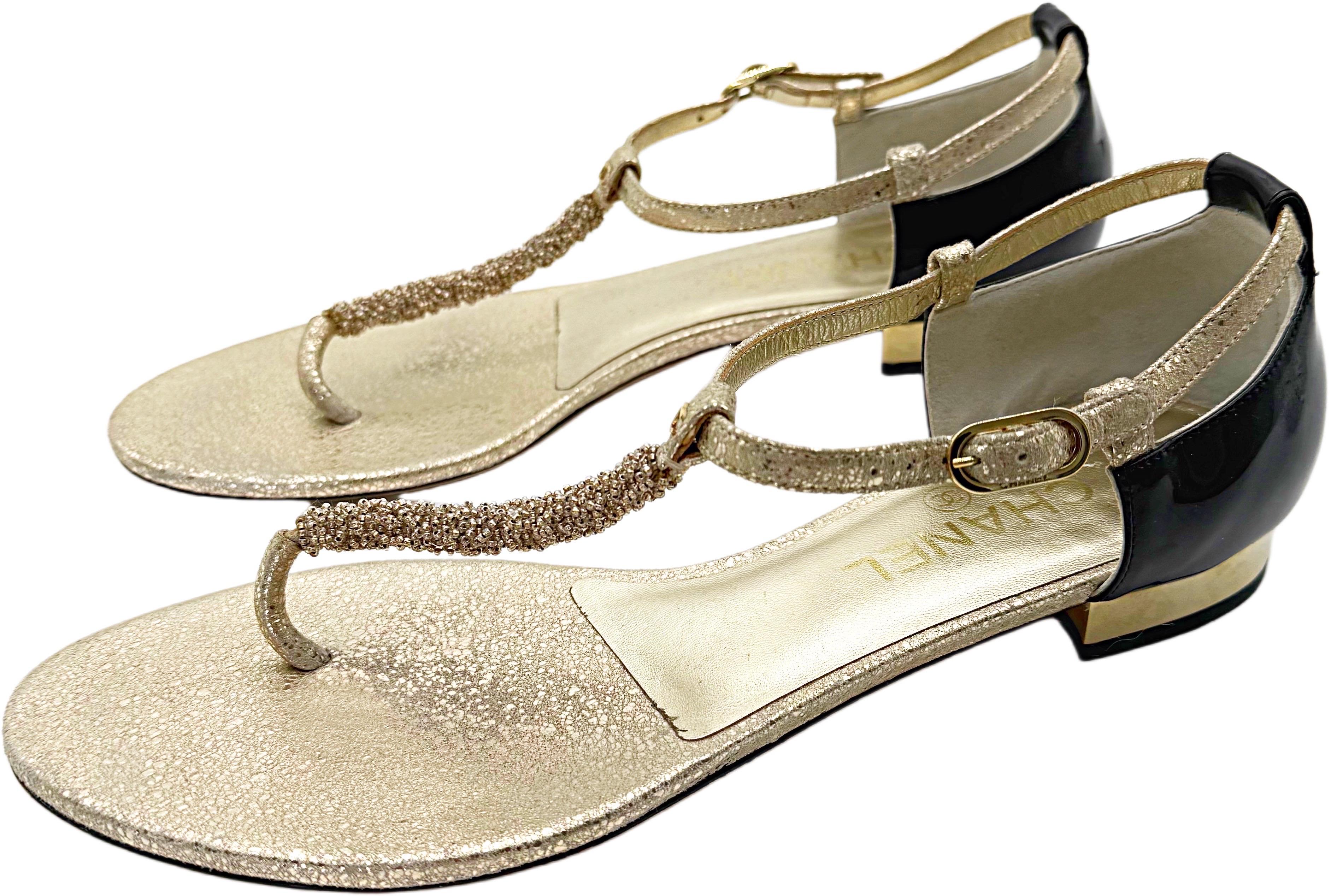 Chanel Size 39.5 C Gold + Black Beaded Leather Logo CC Thong Sandals For Sale 6