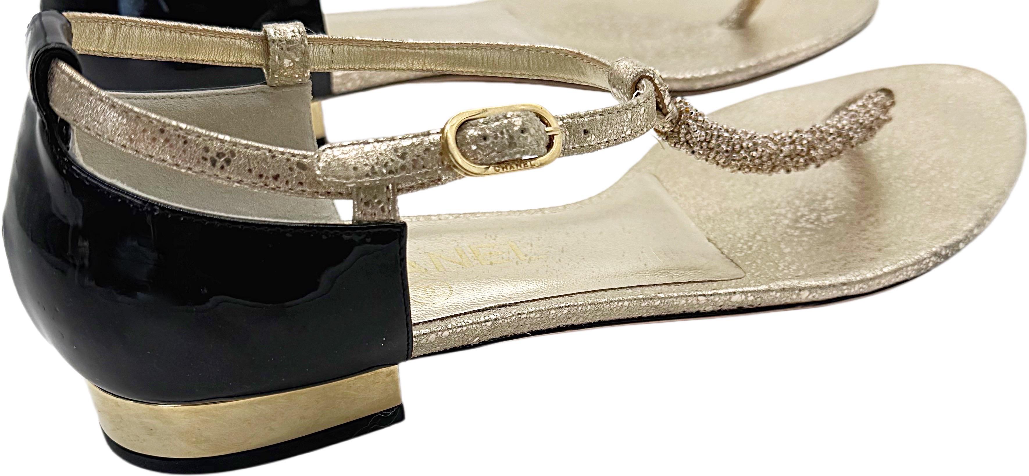 Chanel Size 39.5 C Gold + Black Beaded Leather Logo CC Thong Sandals For Sale 2
