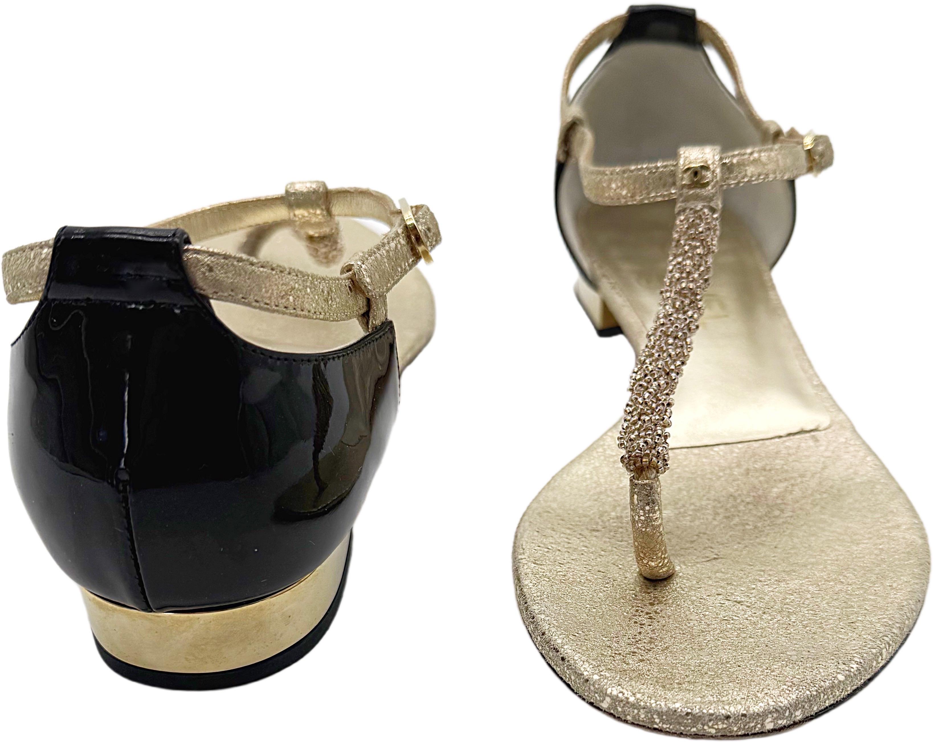 Chanel Size 39.5 C Gold + Black Beaded Leather Logo CC Thong Sandals For Sale 4