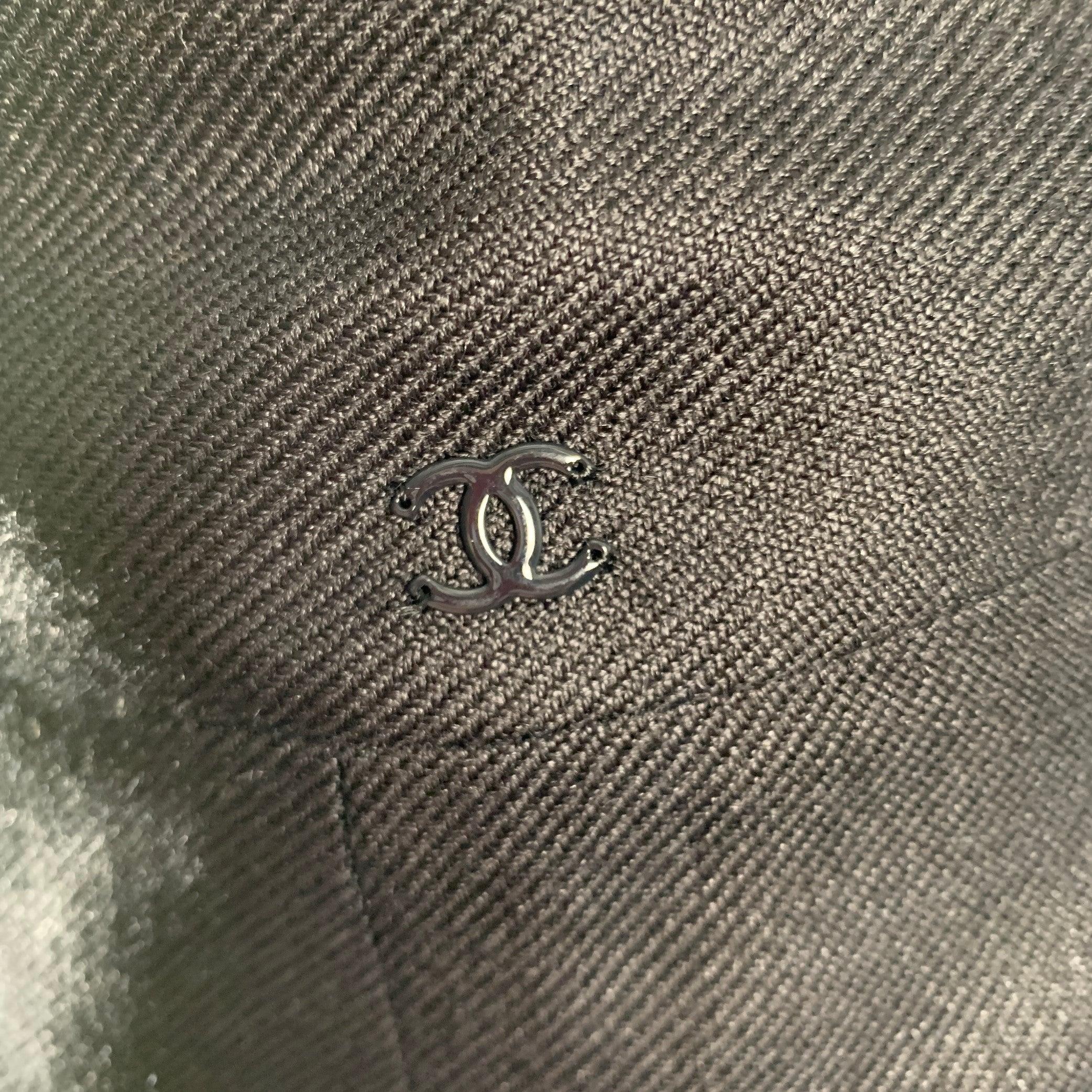 CHANEL skirt comes in a black linen featuring a trumpet style, logo emblem, and a back zipper closure. Made in France. Very Good Pre-Owned Condition. 

Marked:   AL716 05C / 36 

Measurements: 
  Waist: 28 inches Hip: 35 inches Length: 21.5 inches 