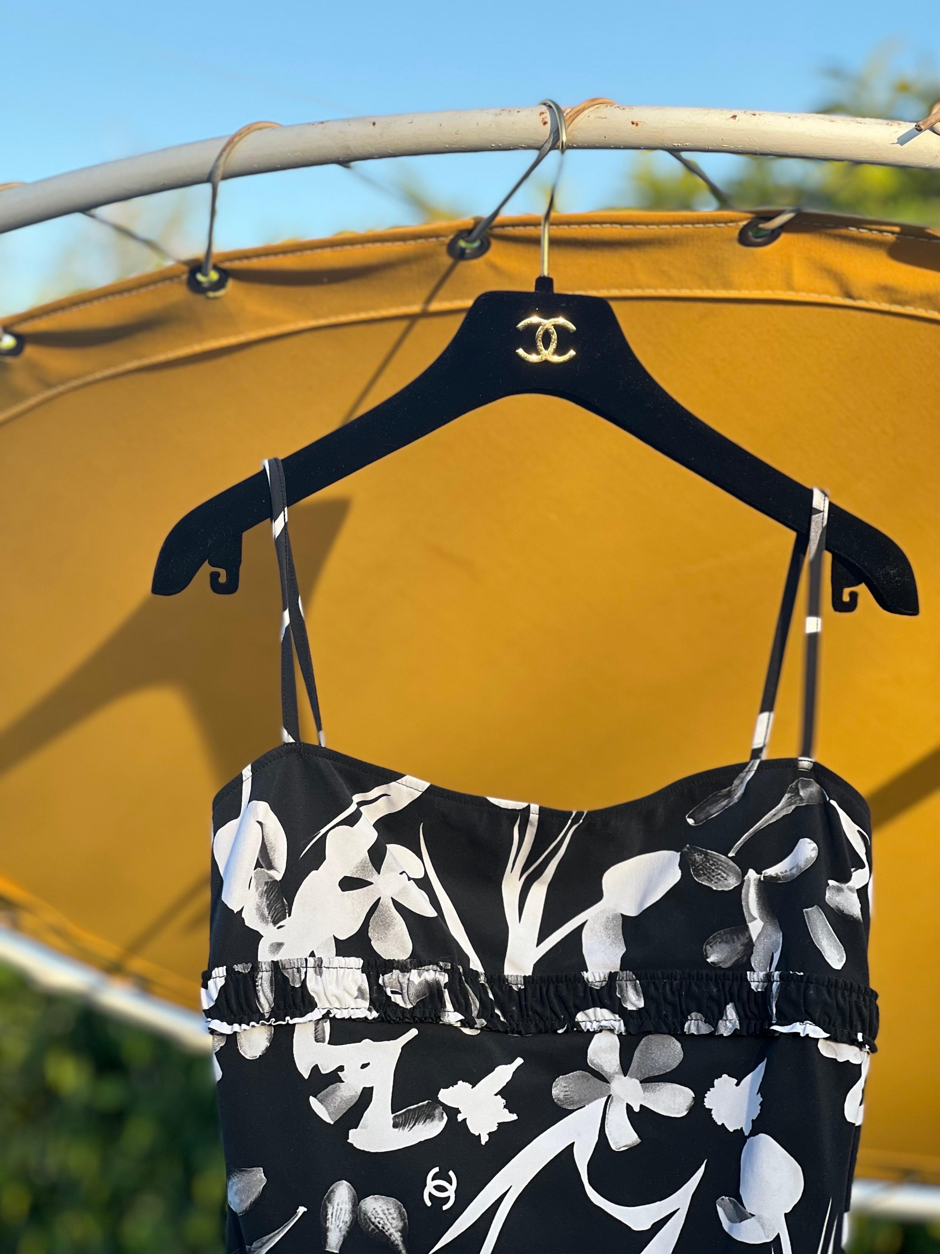 Maillot de bain à fleurs noir Chanel, Taille 40 en vente 1