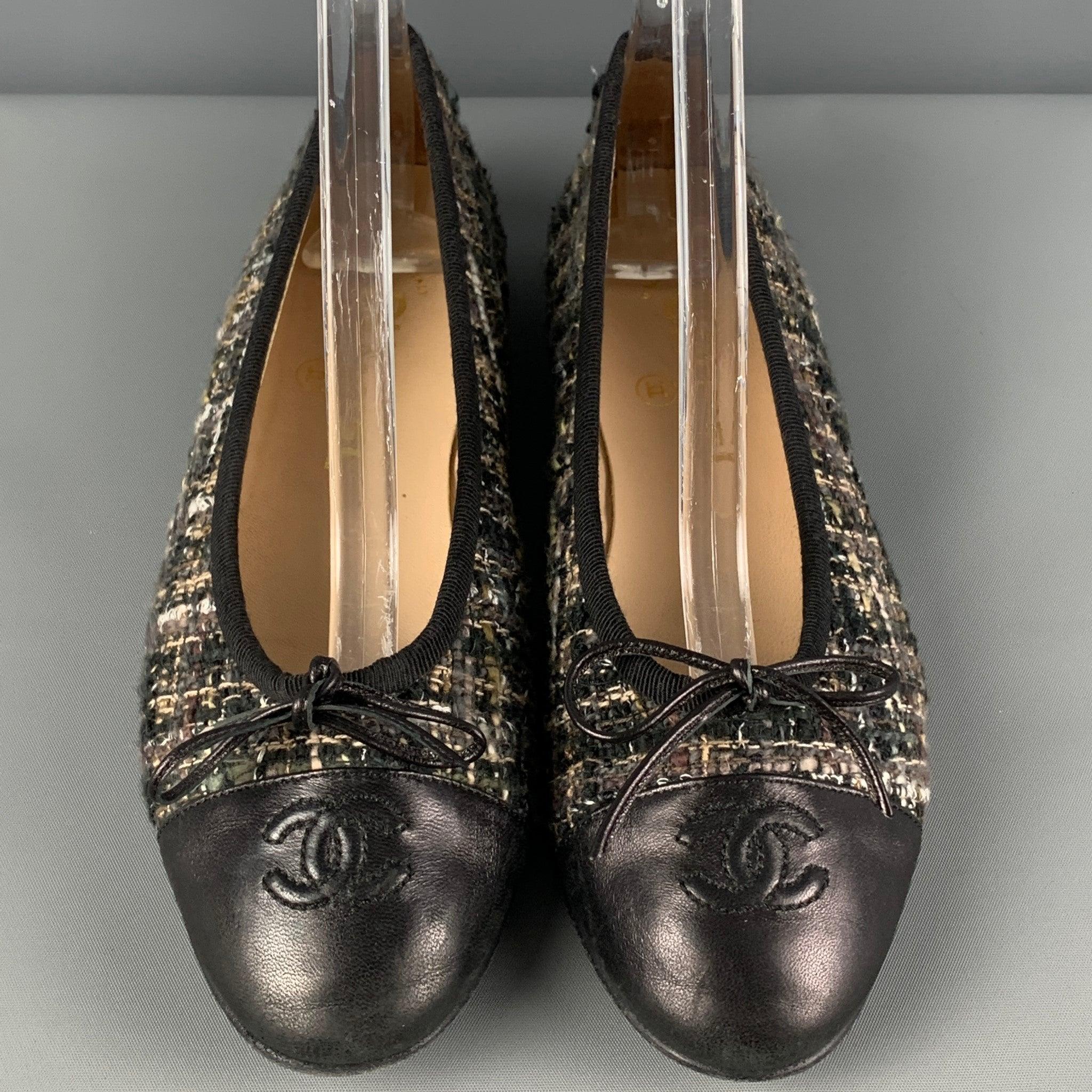 CHANEL flats comes in a black & brown boucle material featuring a black leather toe, logo design, and a leather bow detail. Made in Italy.
Very Good
Pre-Owned Condition. 

Marked:   36.5 

Measurements: 
  Outsole: 9.5 inches  x 3 inches 
  
  
