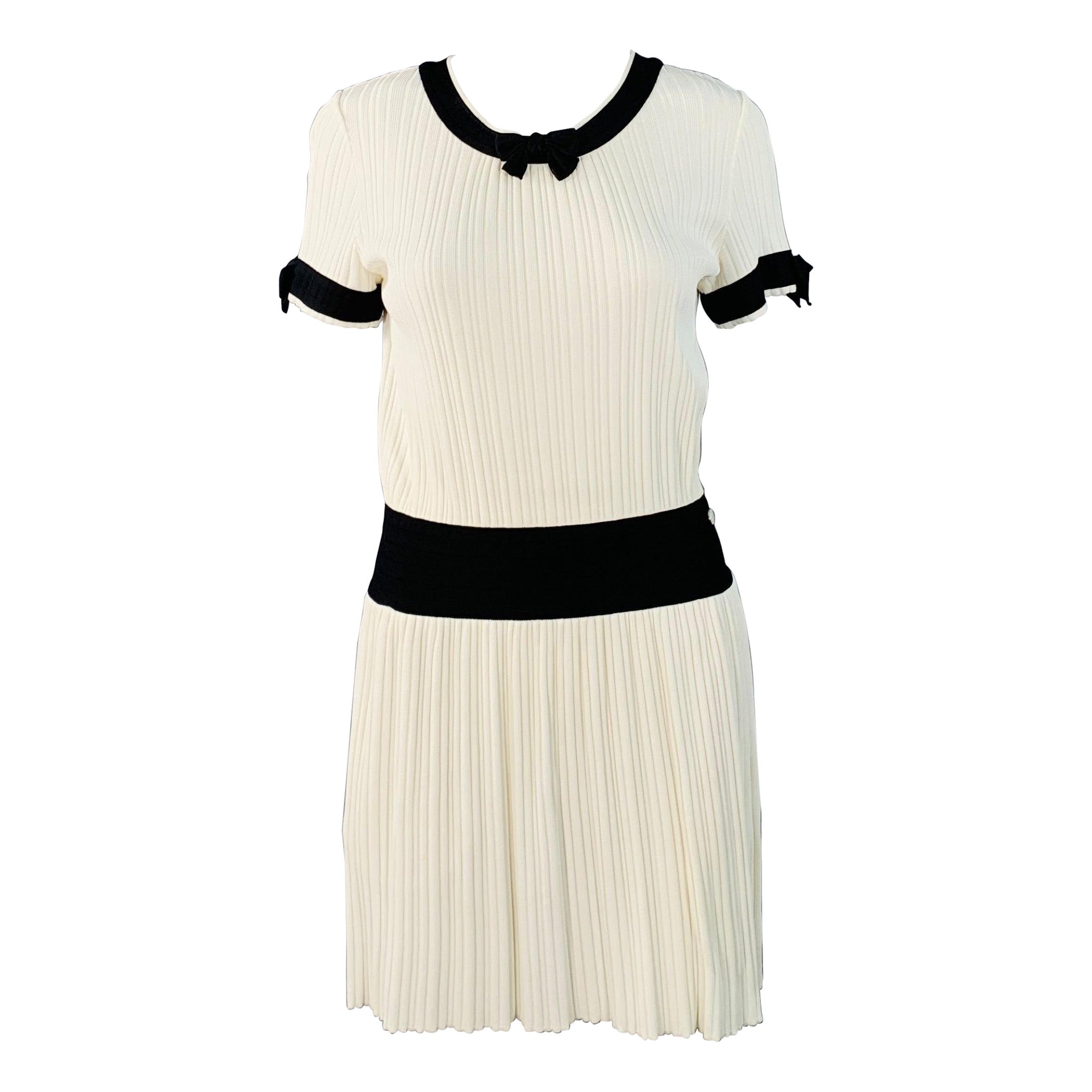 CHANEL Size 6 Cream Black Viscose Blend Ribbed Contrast Trim Drop Waist Bow Cocktail Dress For Sale