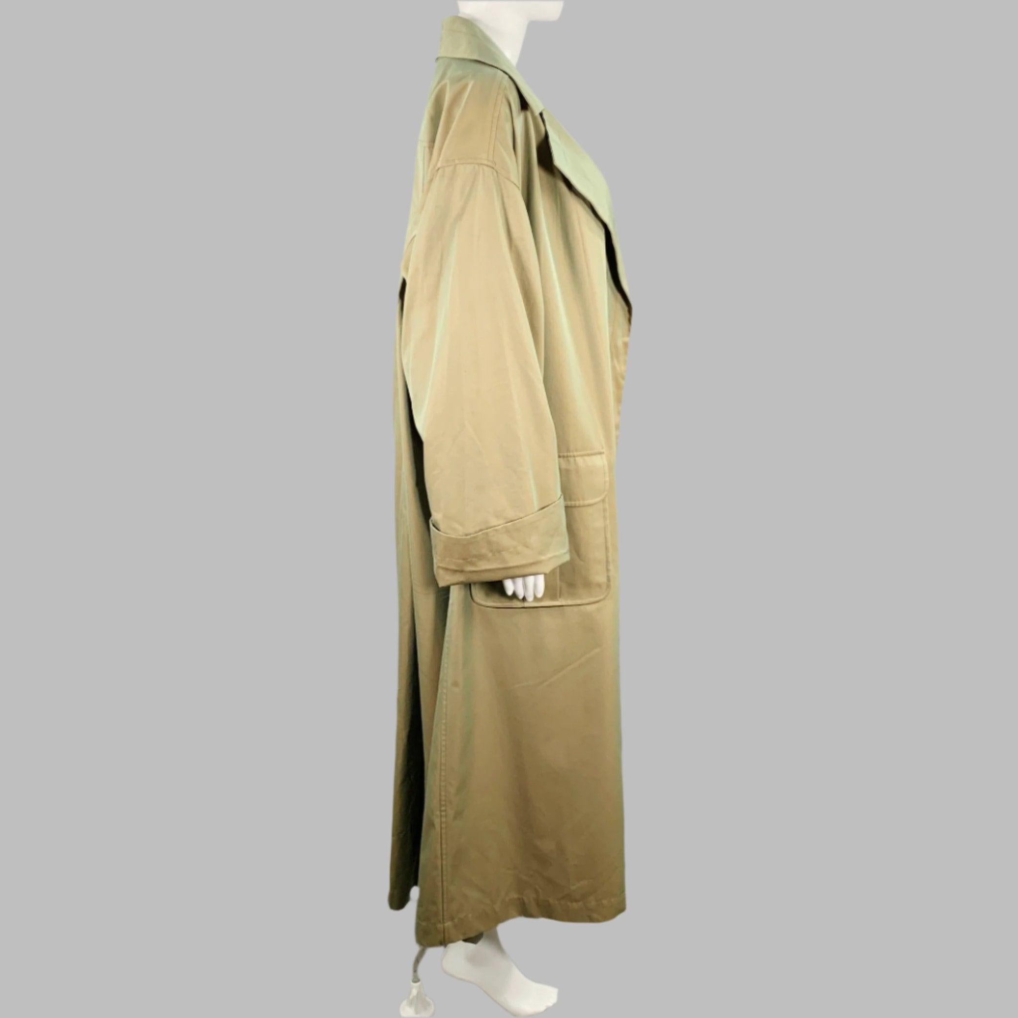 Vintage CHANEL coat
in an iridescent chartreuse green cotton woven fabric featuring two large buttoned pockets with gold tone metal CC hardware, and open front. Made in France.Very Good Vintage Condition. Very minor signs of wear. 

Marked:   FR 38